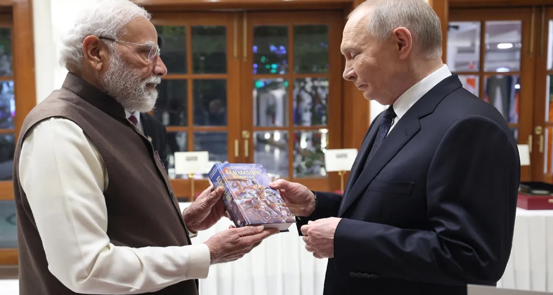 પુતિન ભારત મુલાકાત: પીએમ મોદીએ રશિયન રાષ્ટ્રપતિ પુતિનને ગીતા ભેટમાં આપી