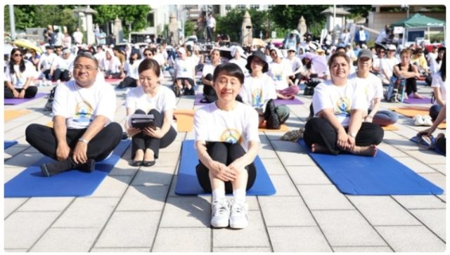 જાપાનના વડાપ્રધાનના પત્નીએ ટોક્યોમાં 2,000 થી વધુ સહભાગીઓ સાથે આંતરરાષ્ટ્રીય યોગ દિવસની ઉજવણીનું નેતૃત્વ કર્યું