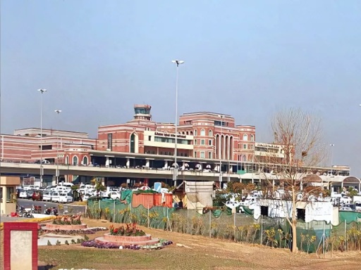 ભારતીય હુમલાથી ગભરાયેલા પાકિસ્તાને રાષ્ટ્રીય અને આંતરરાષ્ટ્રીય ફ્લાઇટ્સ સ્થગિત કરી, બધા એરપોર્ટ બંધ કર્યા