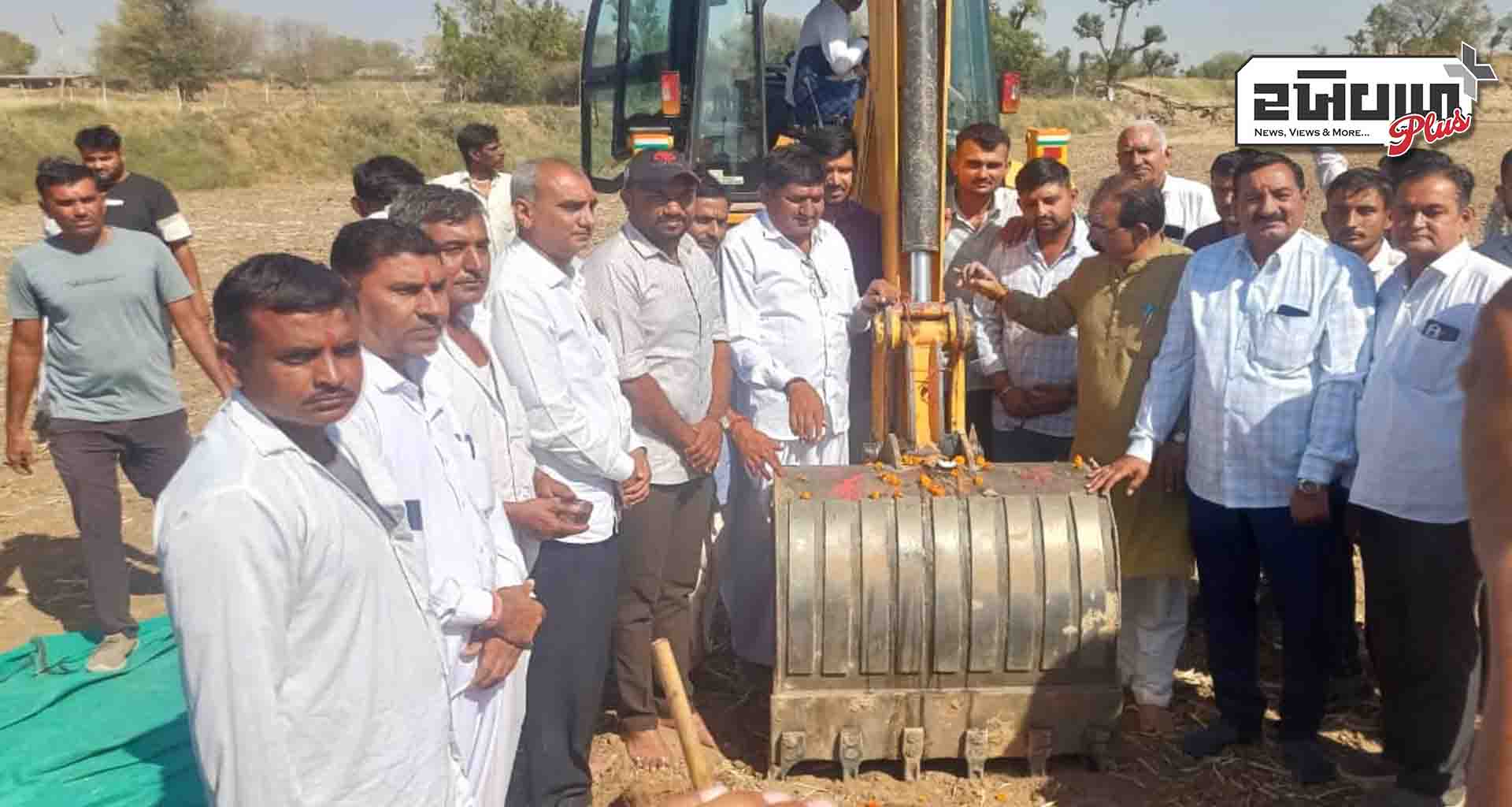 જળસંચય ટીમની પ્રેરણા અને માર્ગદર્શનથી લાખણી તાલુકાના કોટડા ગામે ખેત તલાવડીનું ખાતમુહૂર્ત