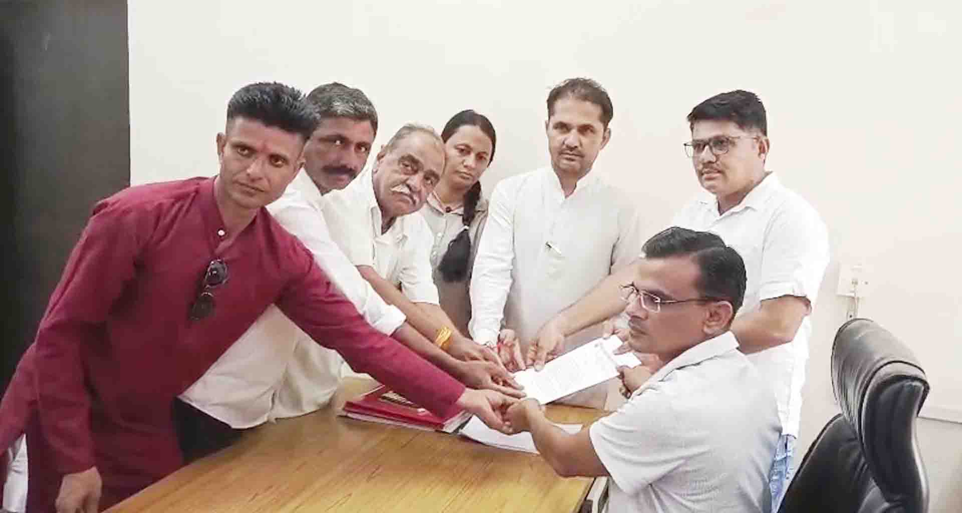 થરાદ તાલુકામાં યુરિયા ખાતરની અછત સમયસર પૂરતા પ્રમાણમાં ખાતર આપવા ખેડૂતોની રજૂઆત