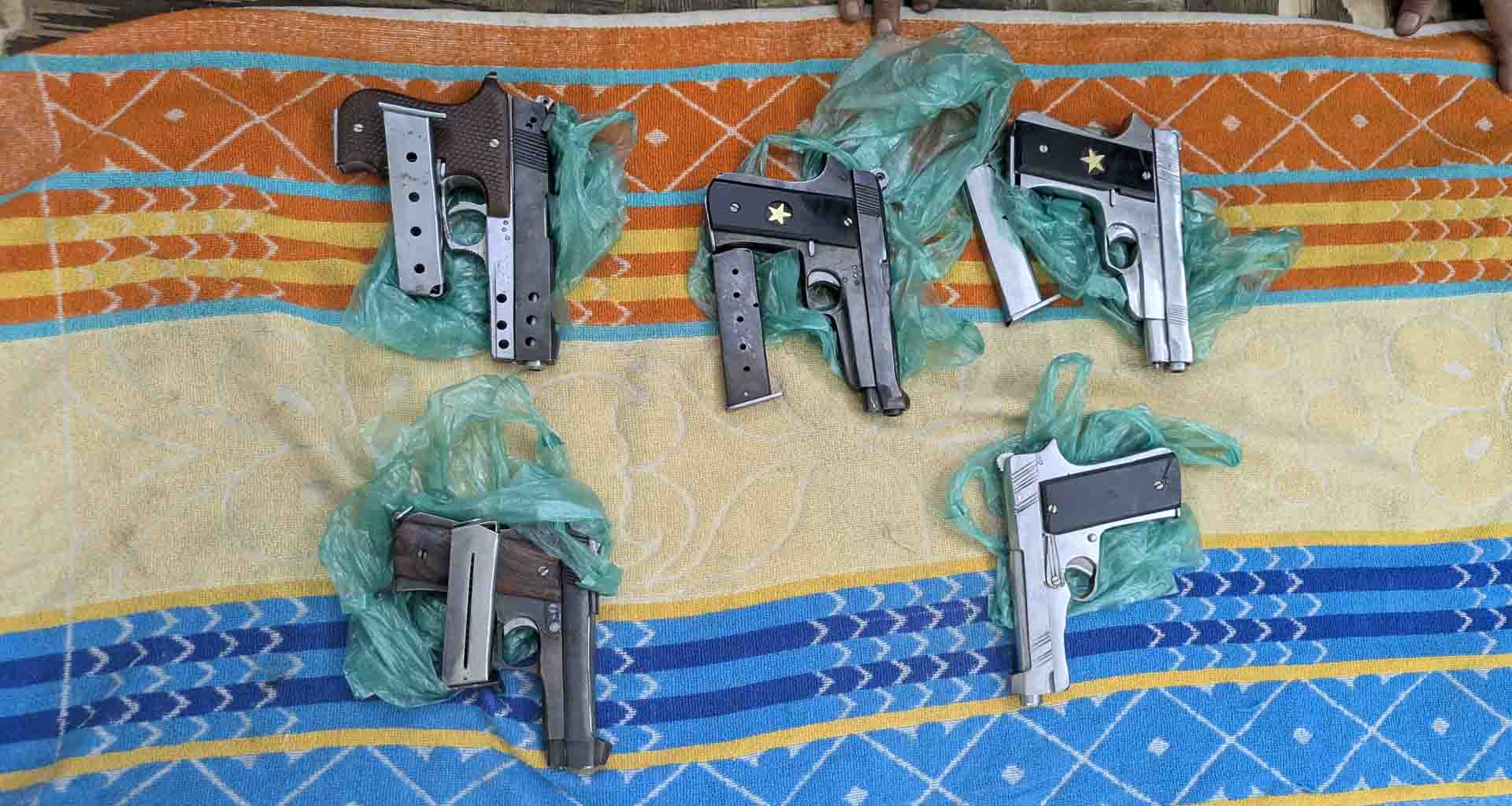 પાલનપુર; શંકાસ્પદ બેગમાંથી હથિયારો મળ્યા, જોધપુર-બેંગ્લોર એક્સપ્રેસમાંથી 5 દેશી બંદૂક અને 4 મેગેઝિન જપ્ત