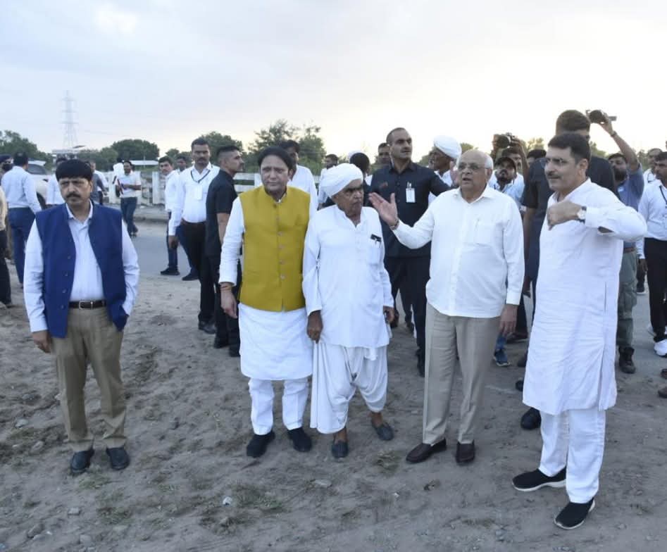 મુખ્યમંત્રી શ્રી ભૂપેન્દ્ર પટેલ બનાસકાંઠામાં ભારે વરસાદથી પ્રભાવિત સરહદી ગામોની મુલાકાતે, વાવ એ.પી.એમ.સી.માં ગ્રામ જનો સાથે સંવાદ અને રાત્રી રોકાણ