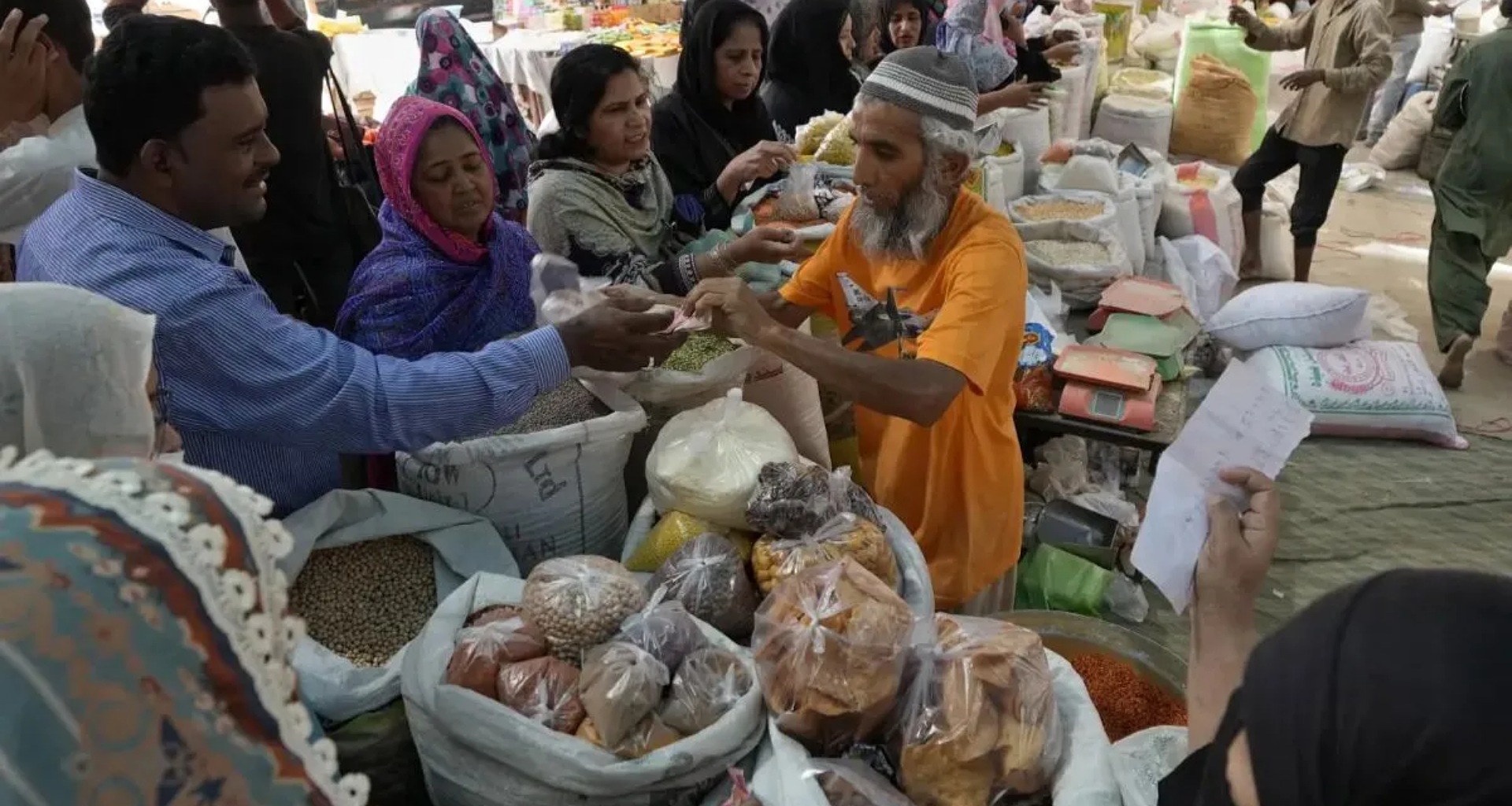 પાકિસ્તાનમાં ફૂટ્યો મોંઘવારીનો બોમ્બ, લોટ, ચોખા અને કઠોળથી લઈને ટામેટાં, લસણ અને ડુંગળીના ભાવ આસમાને