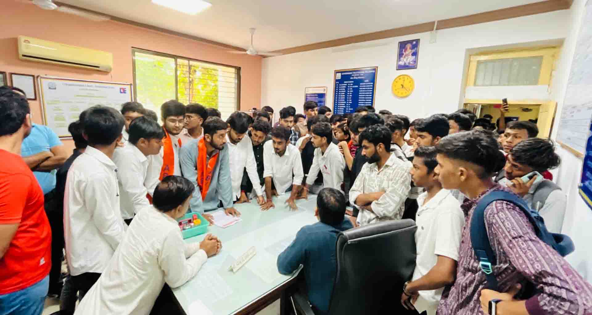 પાલનપુરમાં સરકારી પોલીટેકનિક કોલેજમાં વિદ્યાર્થીઓને હોસ્ટેલ ખાલી કરાવતા રોષ