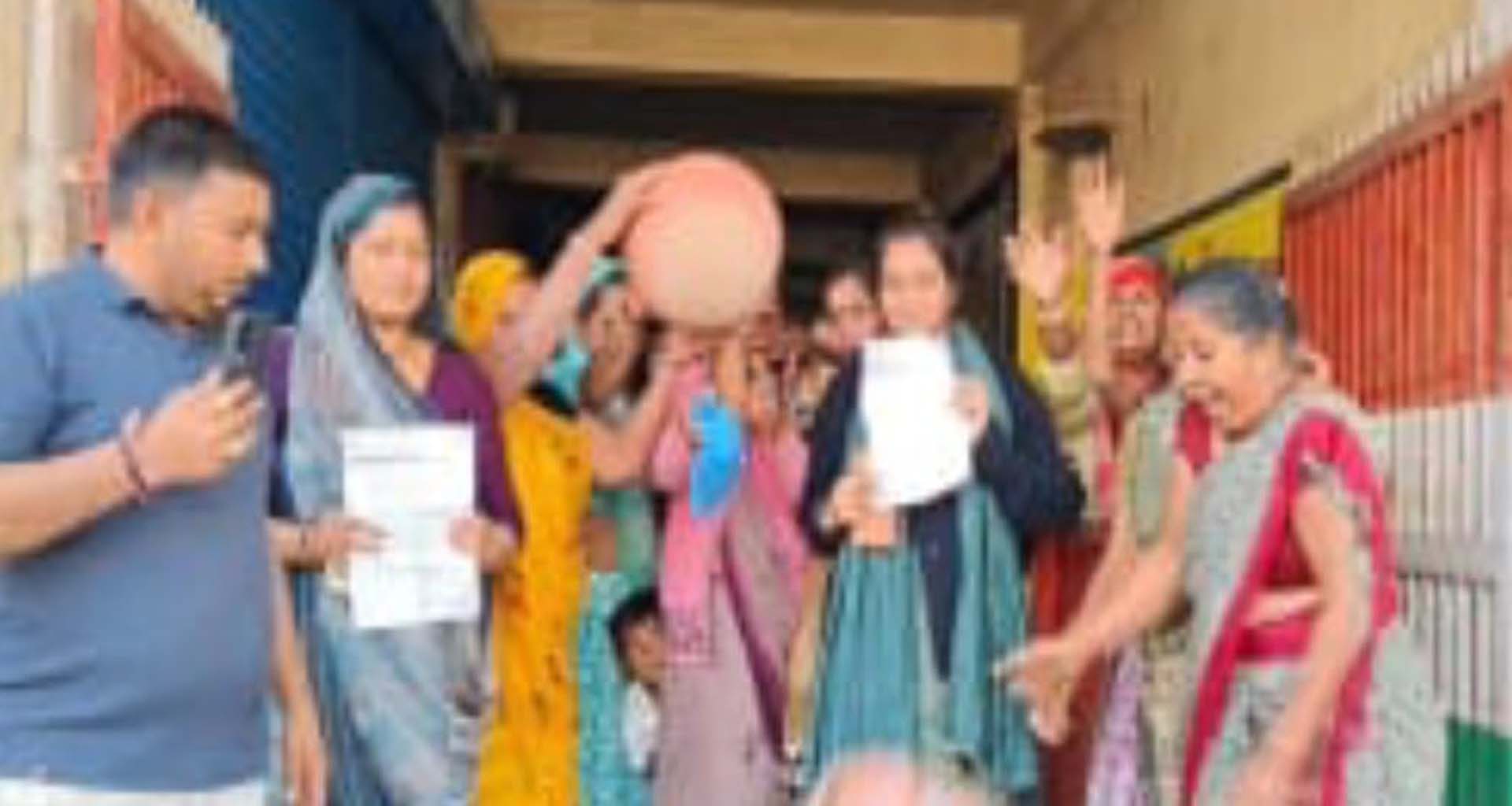 રાધનપુરના વોર્ડ નં.૭માં વિવિધ સમસ્યાને લઇને મહિલાઓએ વિરોધ પ્રદર્શન કર્યું