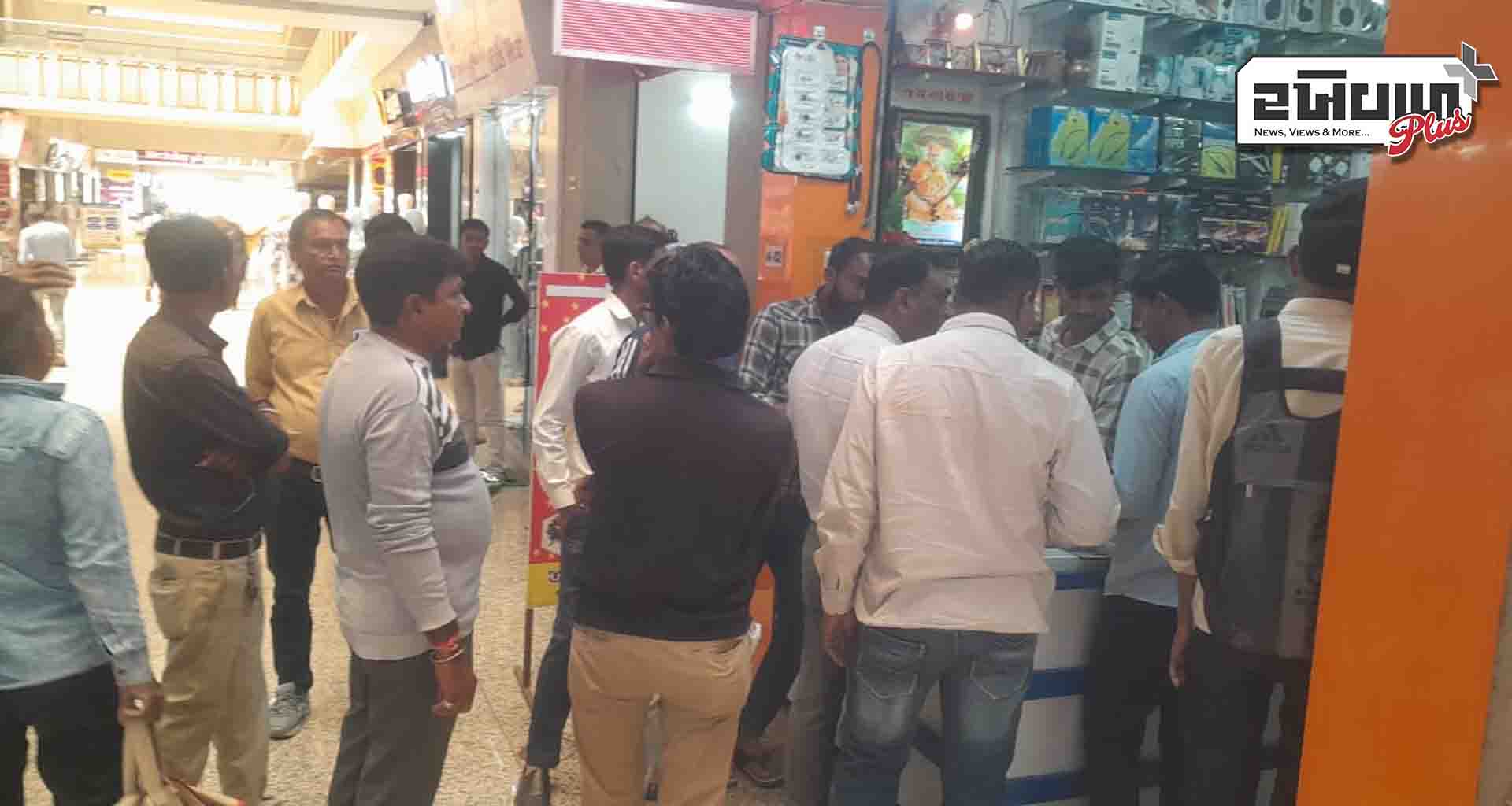 પાલનપુરના ન્યુ બસ પોર્ટમાં પાલિકા દ્વારા વેરા વસુલાતનું નાટક ભજવાયું