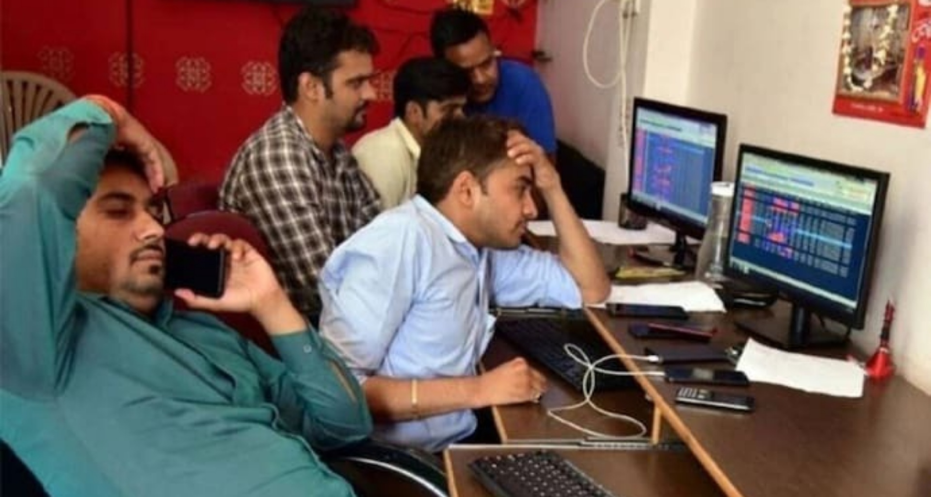 સેન્સેક્સ 450 પોઈન્ટ ઘટીને બંધ થયો, નિફ્ટી 25,600 ની નીચે; ટ્રેન્ટ 3% વધ્યો