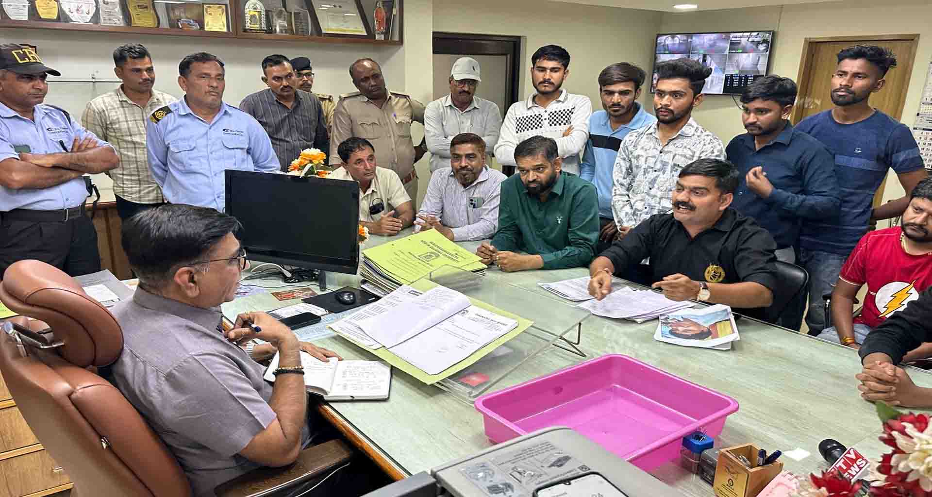 પાટણ યુનિવર્સિટી સંલગ્ન પ્રાંતિજ કોલેજમાં પરીક્ષાલક્ષી ગેરરીતિ મામલે વિદ્યાર્થી નેતાએ રજીસ્ટાર સમક્ષ હલ્લાબોલ કર્યો