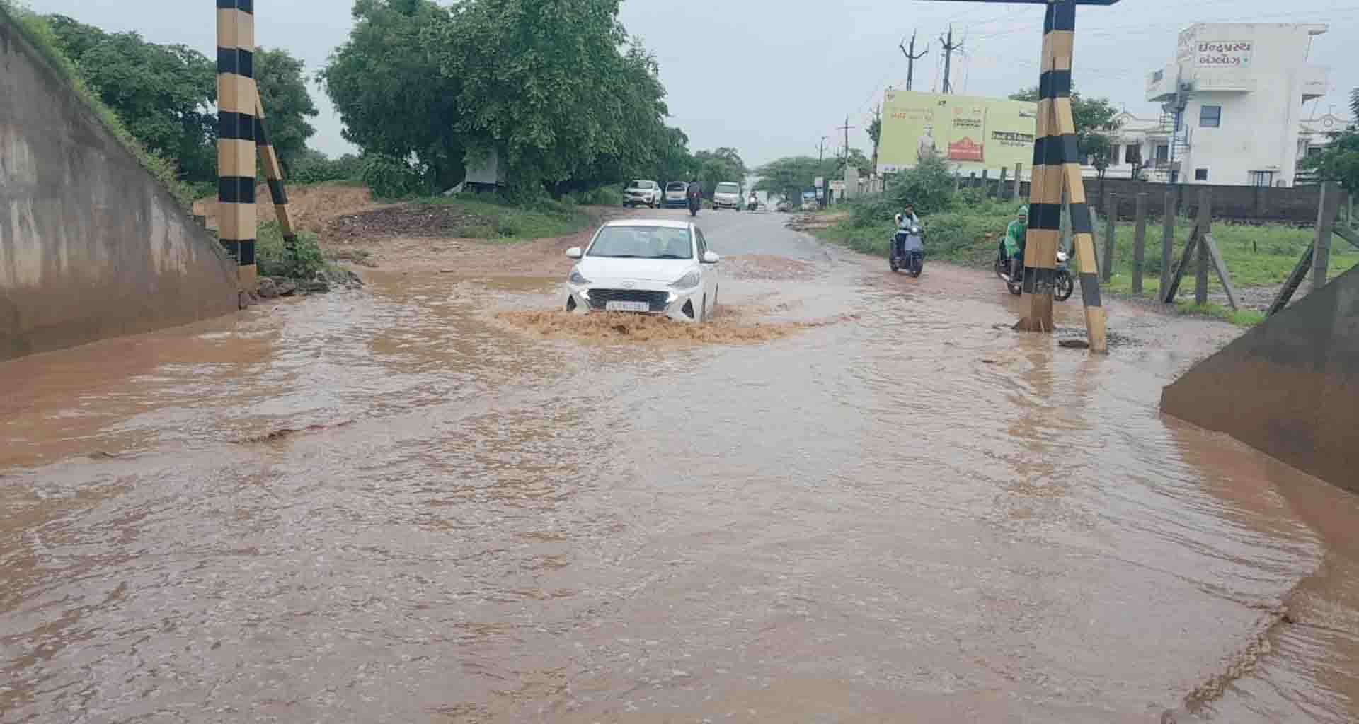 પાલનપુરના પારપડા રોડ પર રેલવેના નાળામા પાણી ભરાઇ જતા લોકોમાં આક્રોશ...!