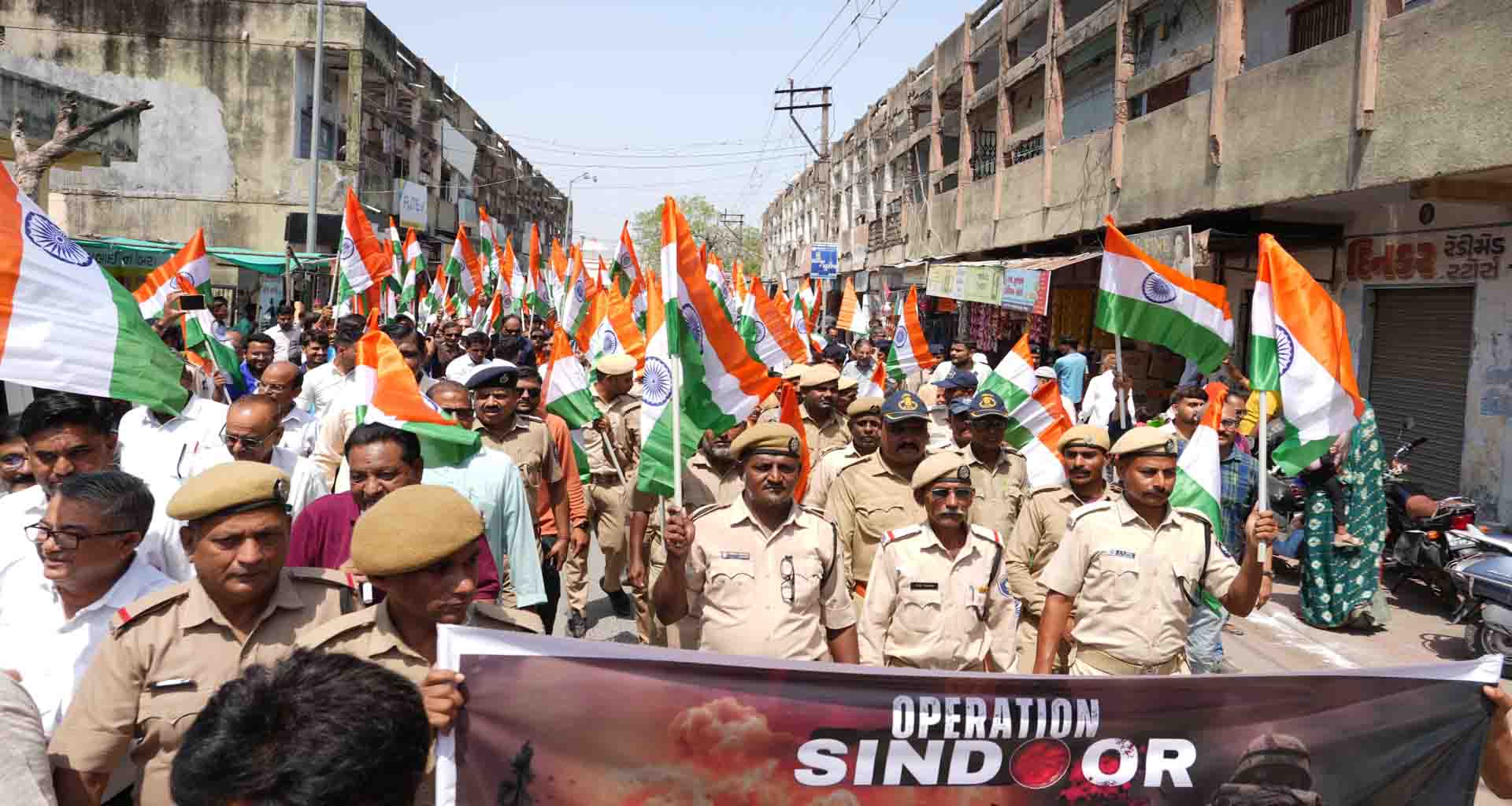 ઓપરેશન સિંદૂરના સન્માનમાં કેબિનેટ મંત્રી ની ઉપસ્થિતિ વચ્ચે સિદ્ધપુરમાં તિરંગા યાત્રા યોજાઇ