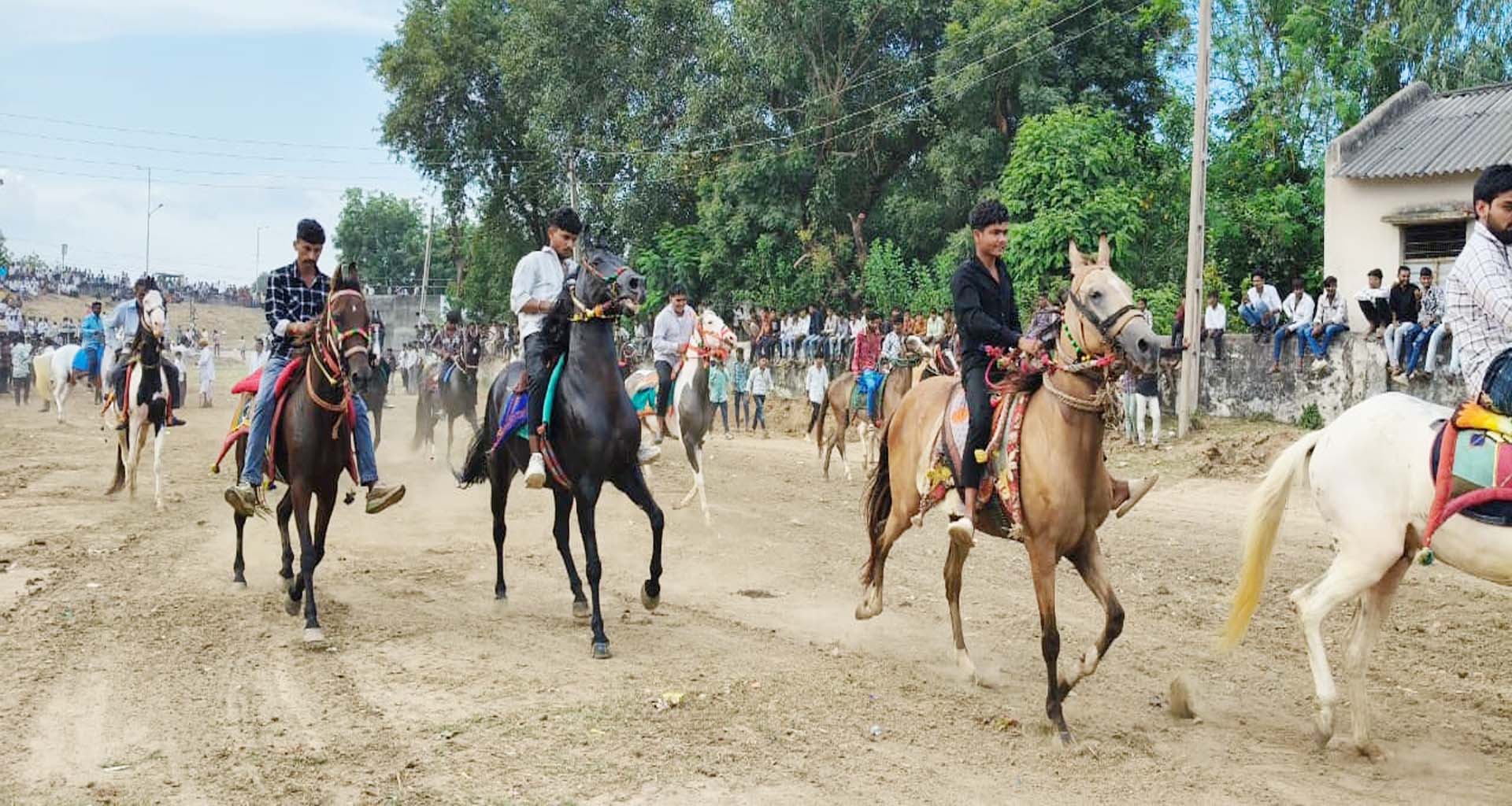 મુડેઠા ગામે દશેરાએ અશ્વદોડની હરીફાઈ યોજાઈ