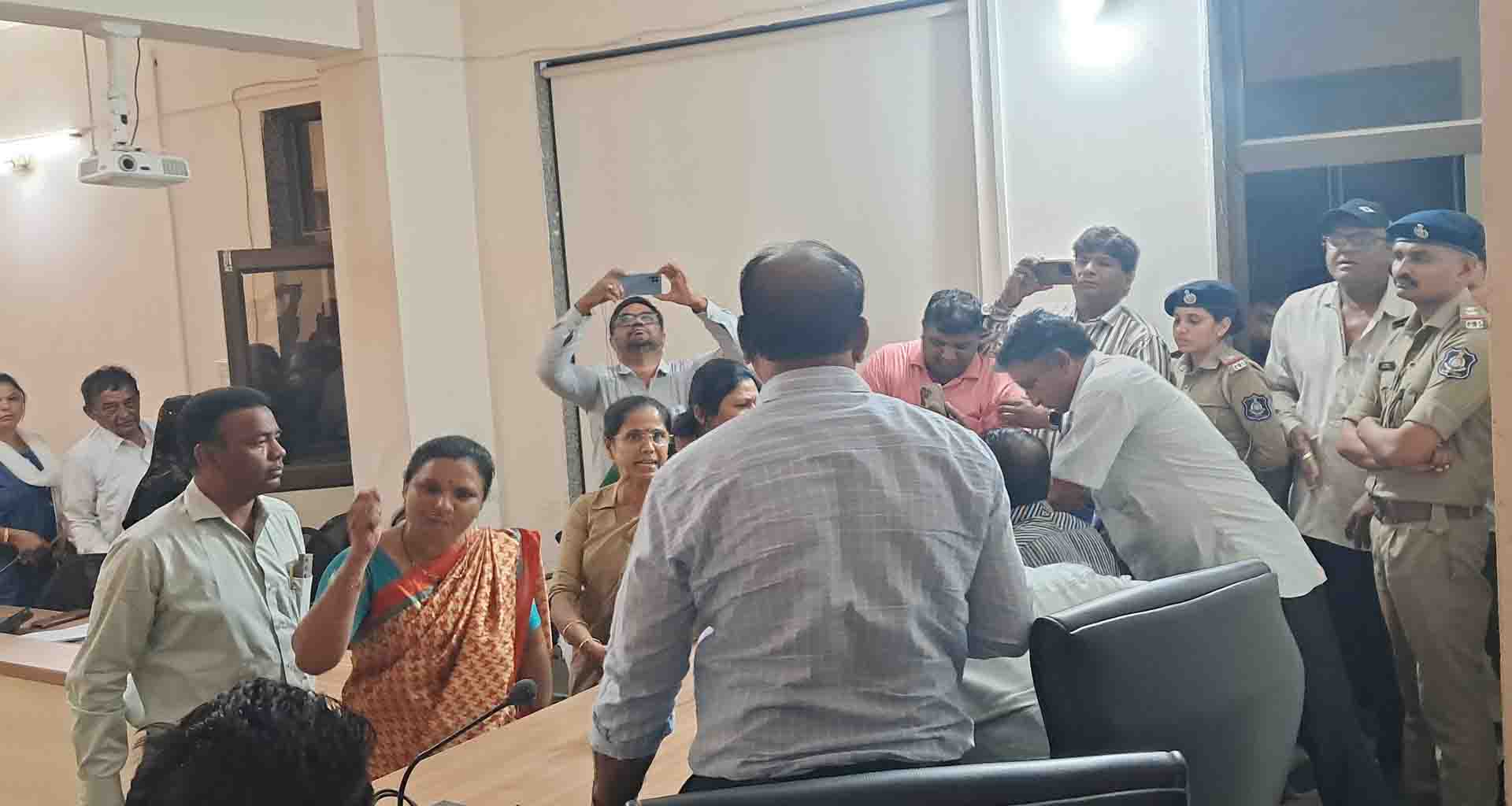 પાલનપુર નગરપાલિકાની સાધારણ સભામાં હોબાળો; વિપક્ષનો અવાજ રૂંધી બહુમતિના જોરે બોર્ડ સંપન્ન