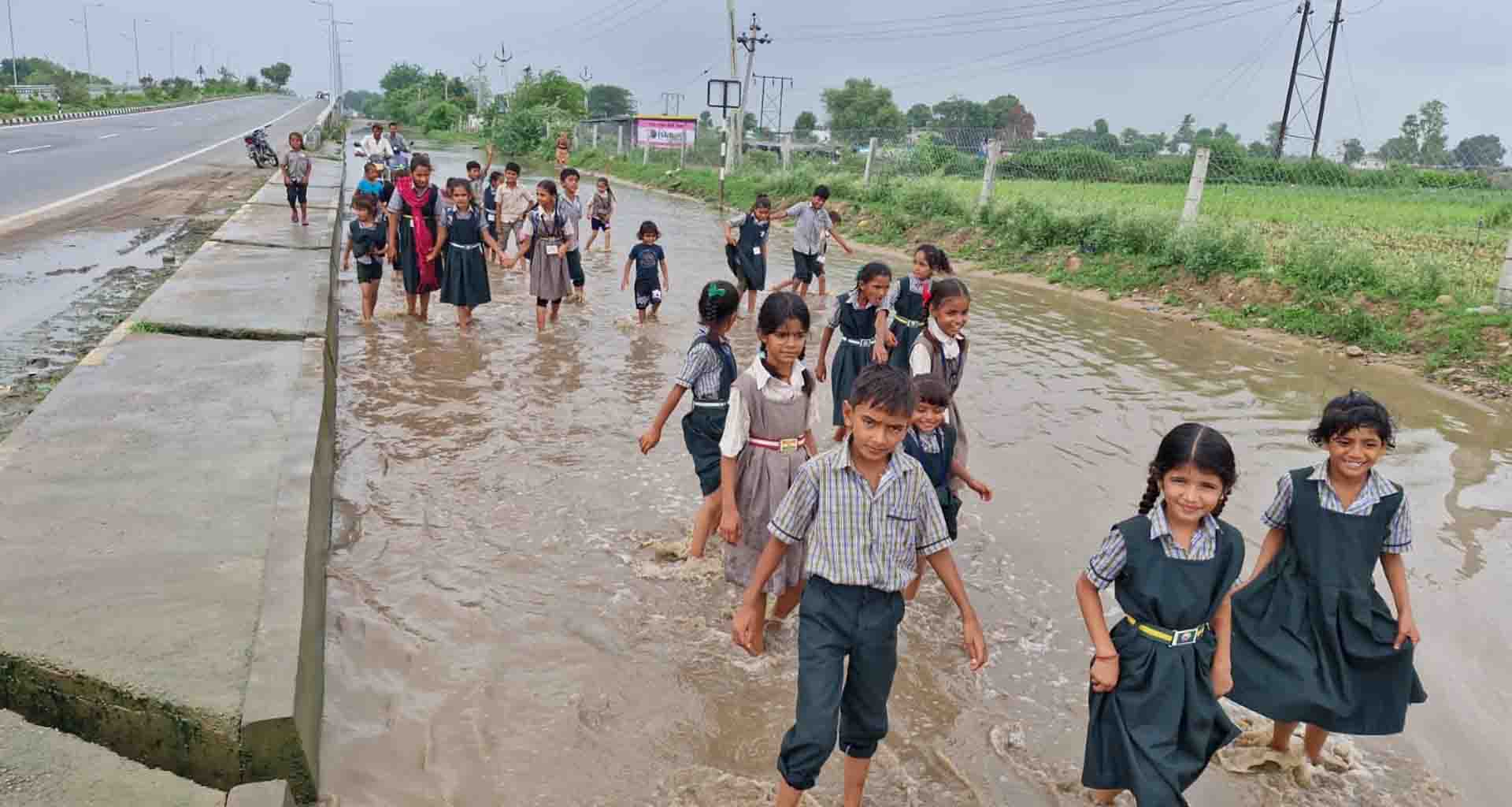 ડીસા ભીલડી નેશનલ હાઇવે પર વરસાદી પાણી ભરાતાં વાહનચાલકો મુશ્કેલીમાં મુકાયા