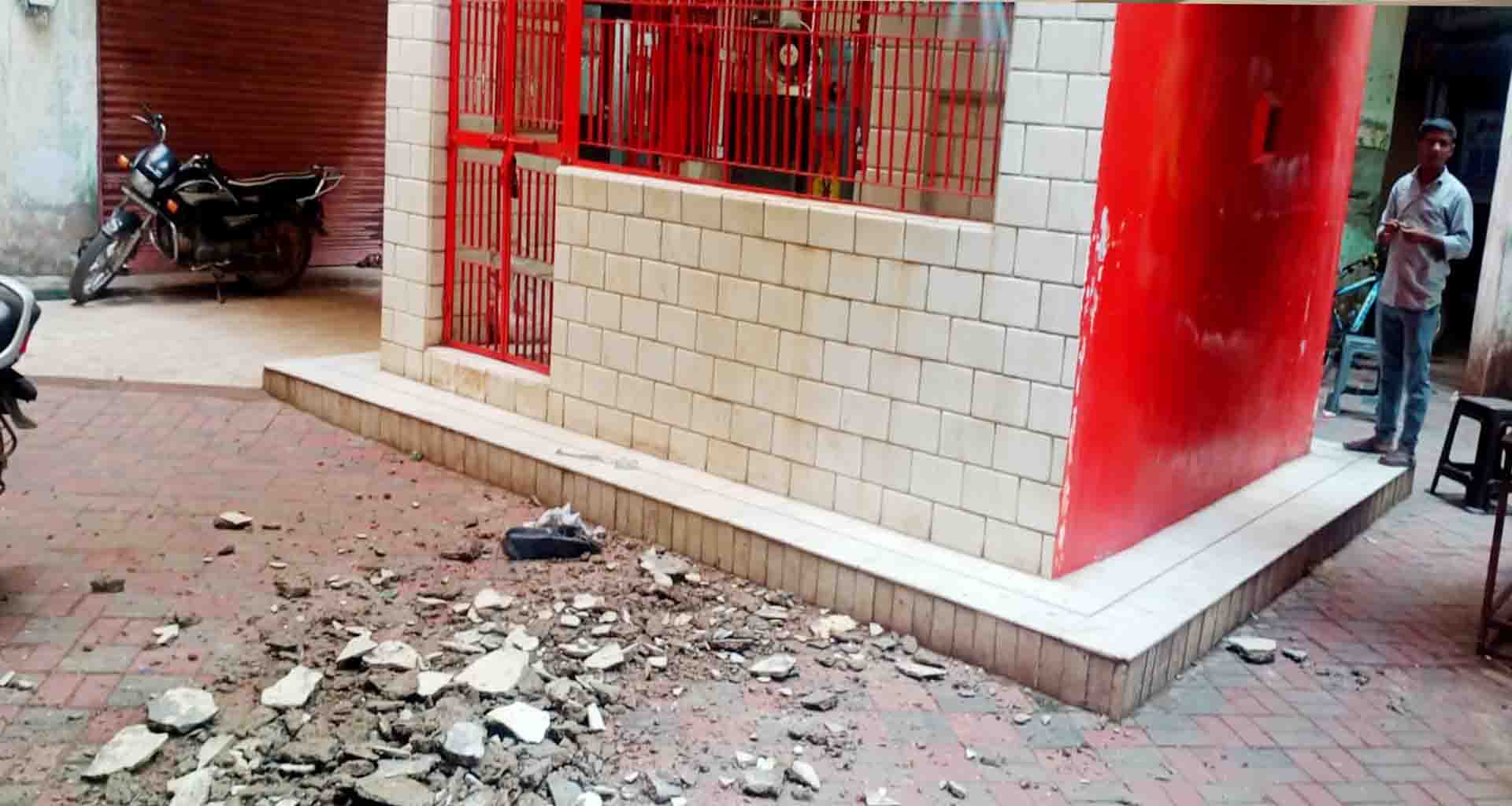 ડીસા નગરપાલિકાની સીડીનો સ્લેબ તુટી પડતાં દોડધામ મચી