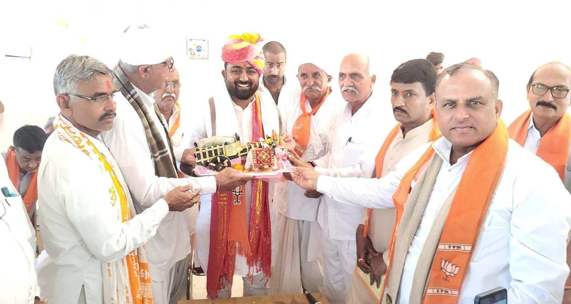 વાવ માર્કેટયાર્ડ ખાતે જિલ્લા ભાજપ પ્રમુખનો સન્માન સમારોહ અને પરિચય બેઠક યોજાઈ