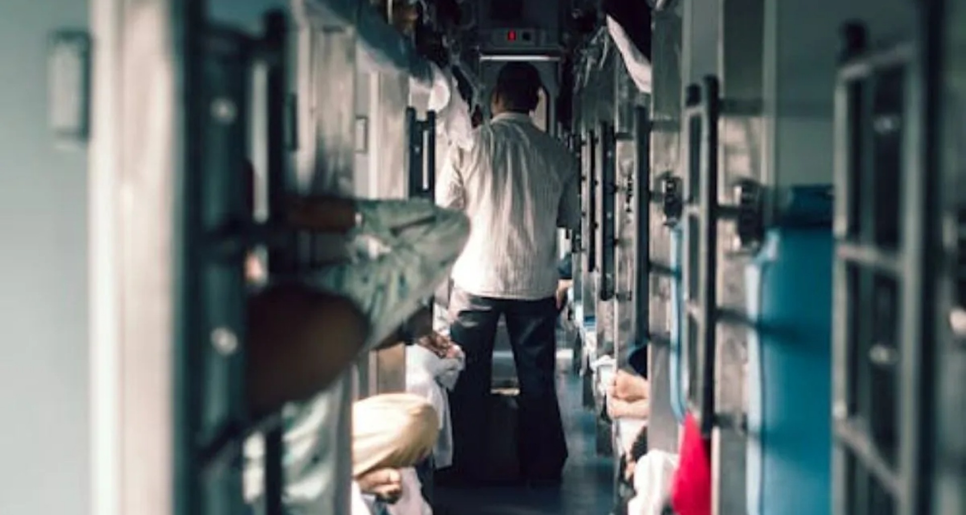 ટ્રેનમાં રીલ્સ જોનારા અને ગીતો વગાડનારાઓ સાવધાન! જો તમે નિયમોનું પાલન નહીં કરો તો તમને એવી સજા મળશે કે તમે તેને જીવનભર ભૂલશો નહીં