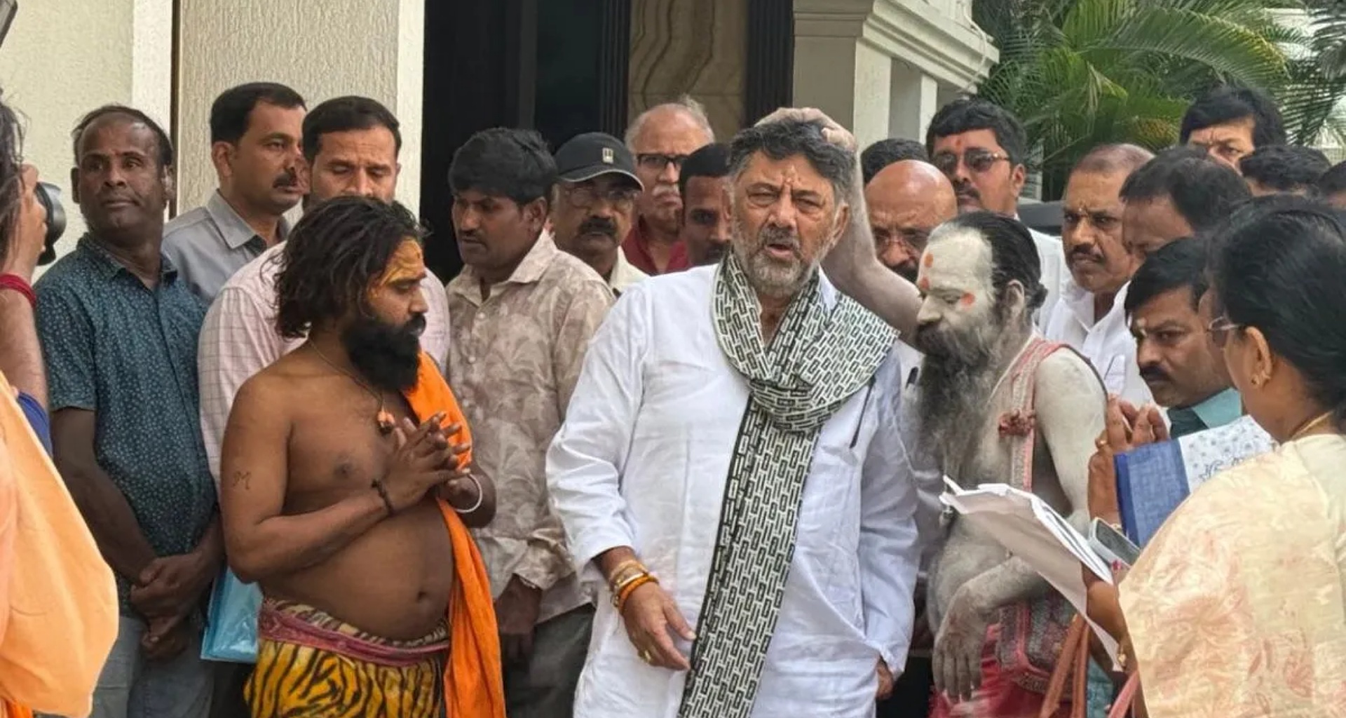 નાગા સાધુઓએ ડીકે શિવકુમારના ઘરે લીધી મુલાકાત, મુખ્યમંત્રી નિમણૂક માટે આપ્યા આશીર્વાદ