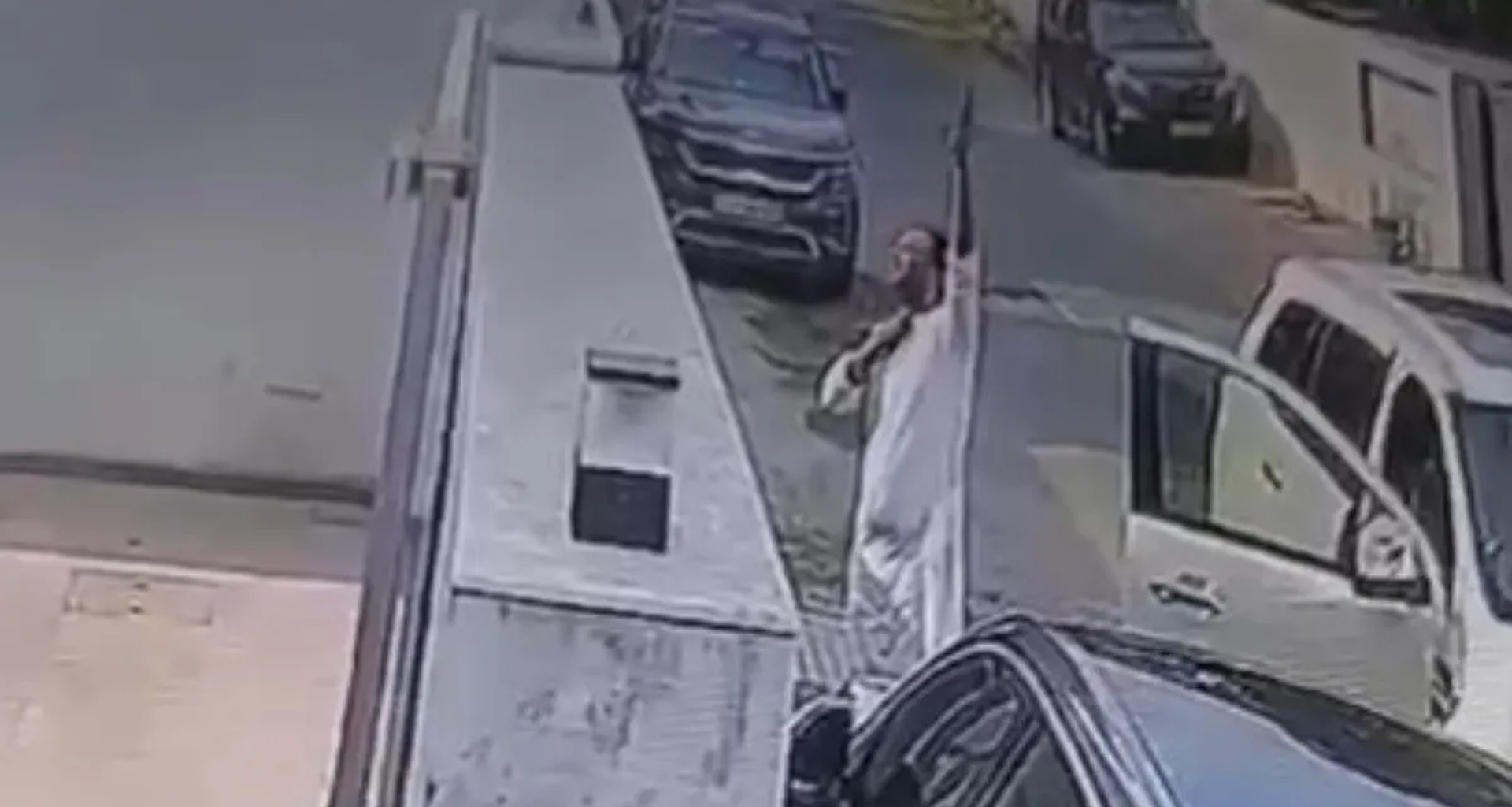 અમદાવાદ: ફોન પર સસરા સાથે ઝઘડો થયા બાદ, જમાઈએ ઘરની બહાર ગોળીબાર કર્યો; સમગ્ર ઘટના સીસીટીવીમાં કેદ