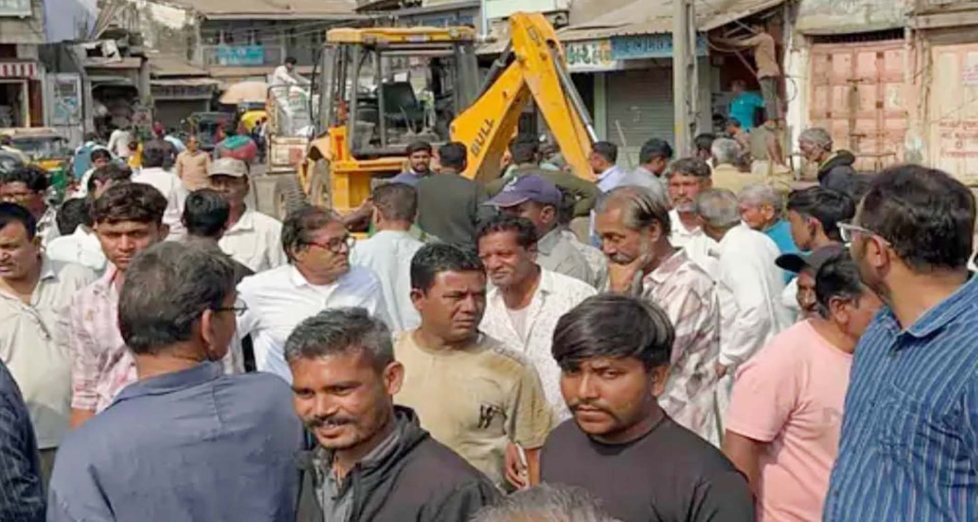 પાટણના જૂનાગંજમાં નગરપાલિકાએ બુલડોઝર ફેરવી 25થી વધુ દબાણો હટાવ્યા