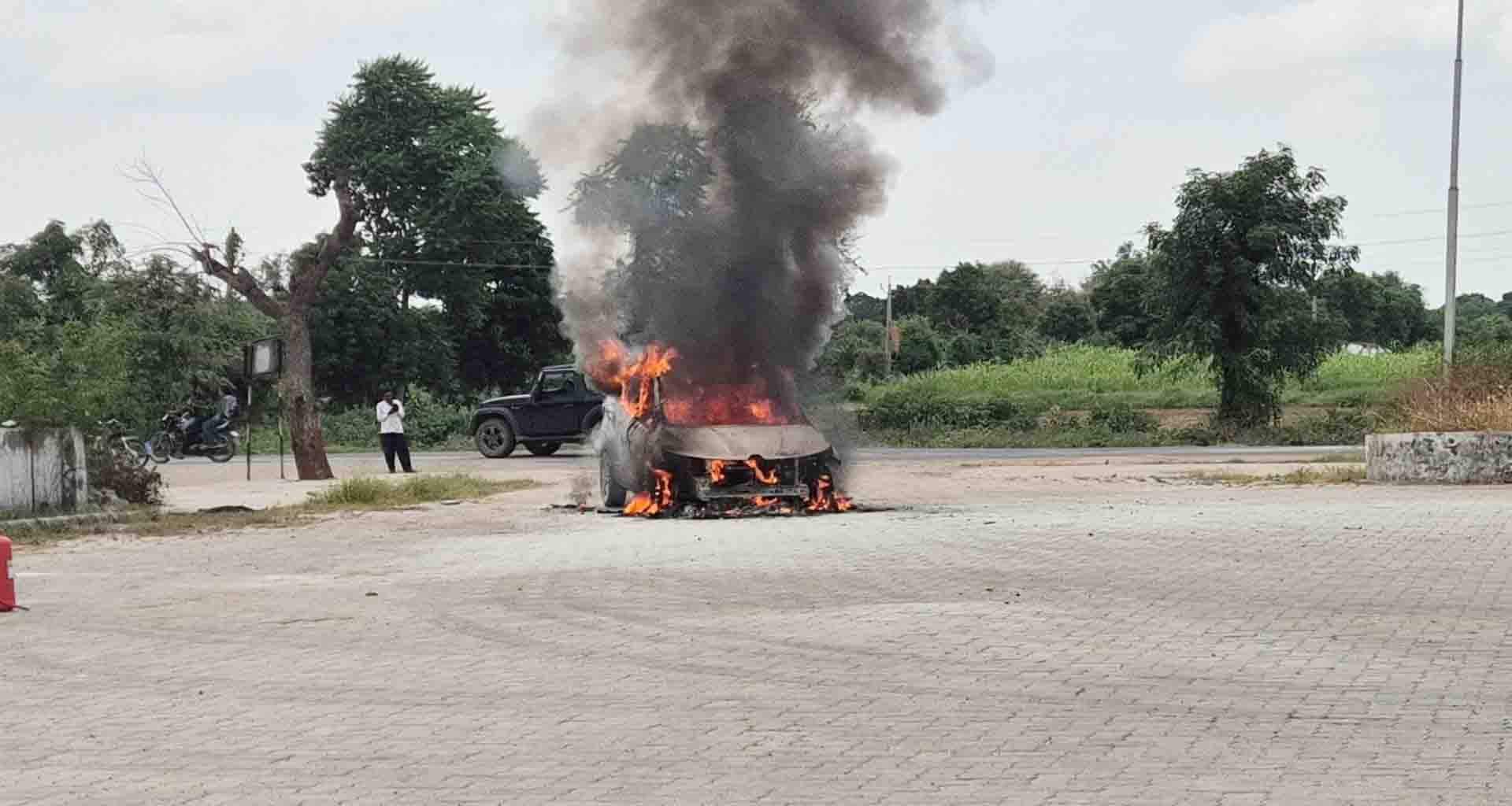 મહેસાણા; બેચરાજીના ઇન્દ્રપ રોડ પર ચાલુ ગાડીમાં આગ લાગતા અફડાતફડી