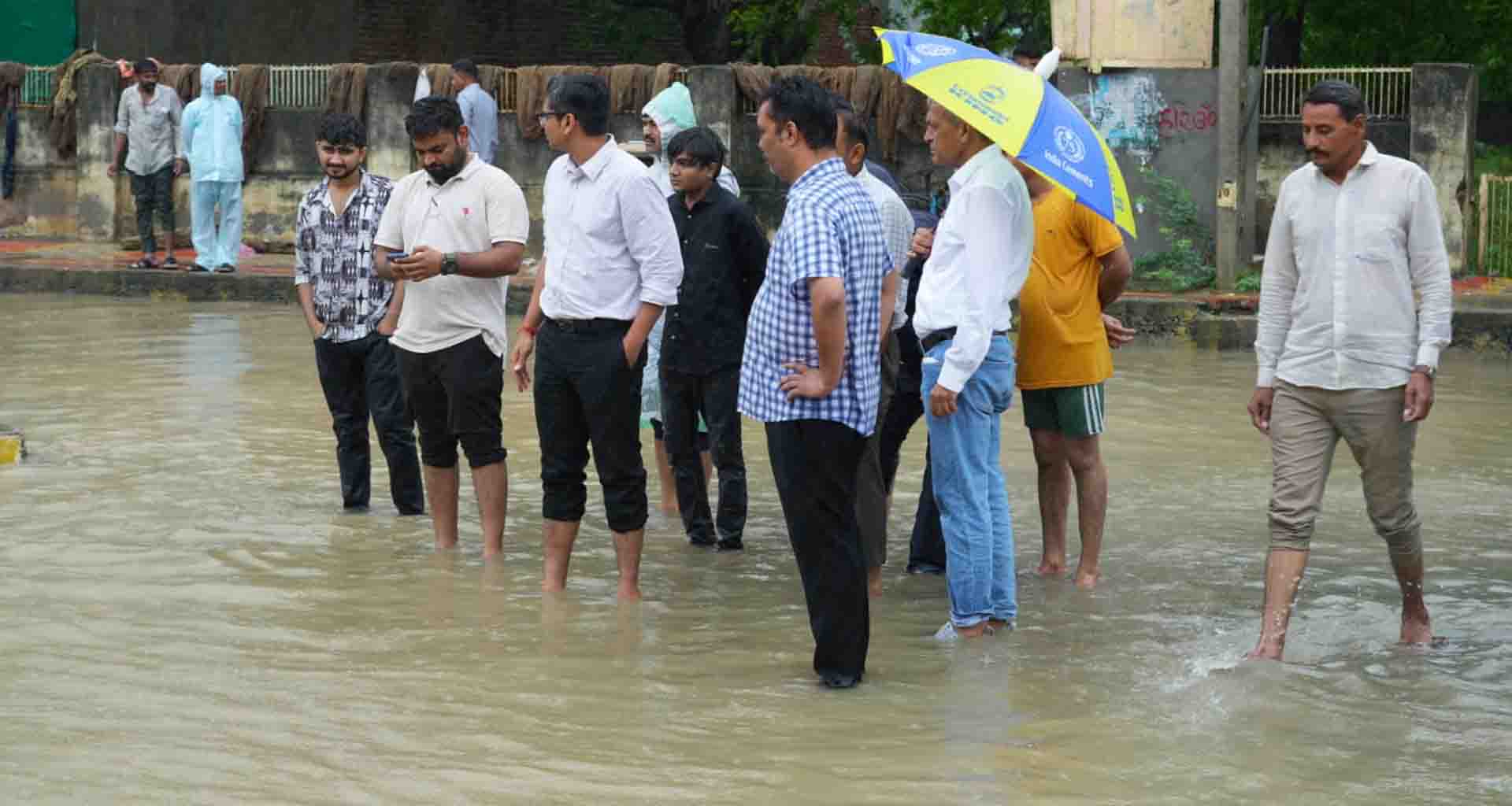 બનાસકાંઠા જિલ્લાના સરહદી વિસ્તારોમાં ખેતરો ફરી જળ બમ્બાકાર; રસ્તાઓ પાણીમાં ડૂબીને ધોવાઈ