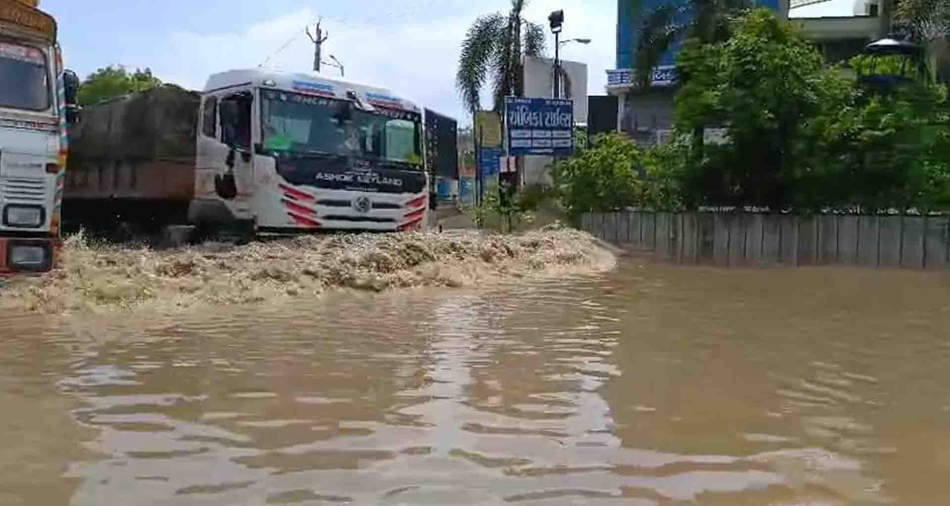 પાલનપુરમાં 5 ઇંચ વરસાદમાં આબુ હાઇવે પાણીમાં ગરકાવ