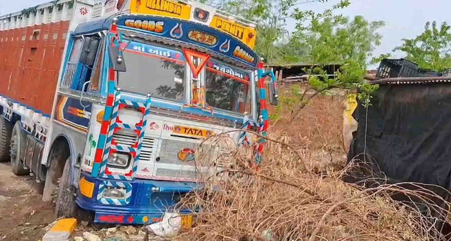 પાલનપુરના ગણેશપુરામાં ટ્રક ખાડામાં ખાબકી સદનસીબે દુર્ઘટના ટળી