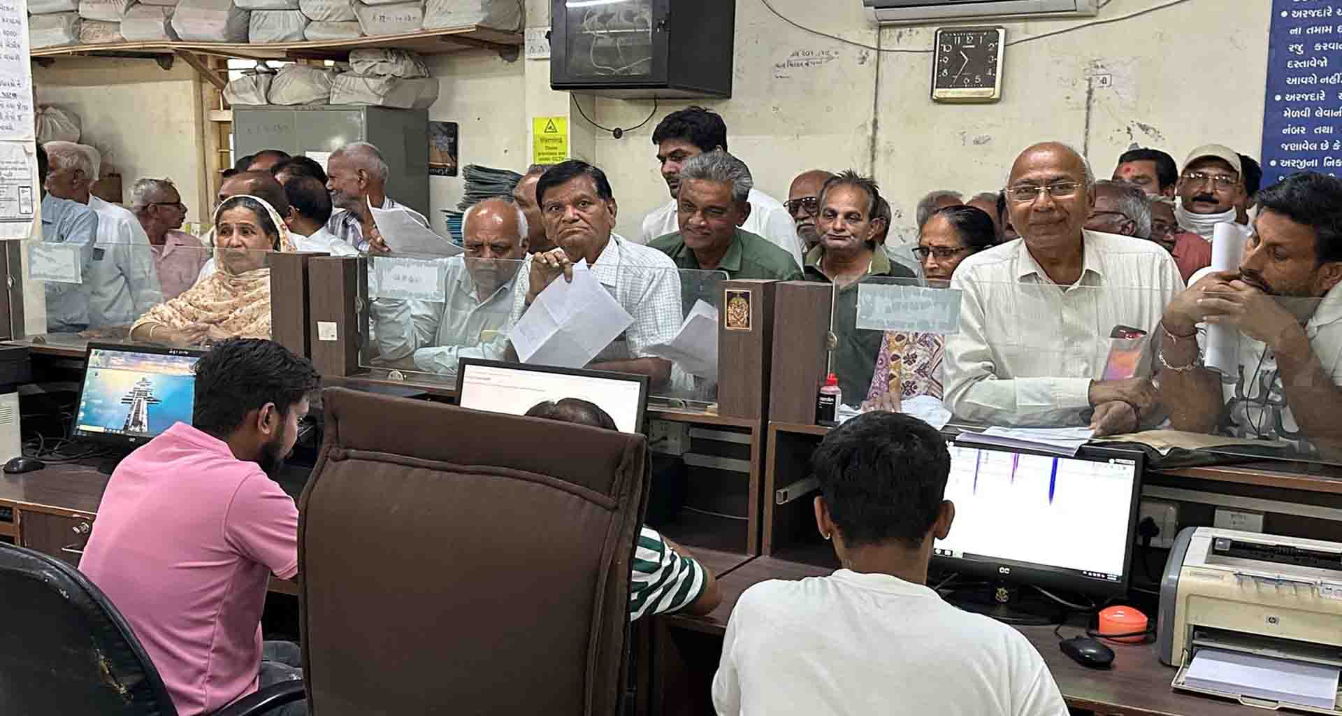 પાટણ નગર પાલિકામાં ટેકનિકલ ખામીના કારણે સવૅર ડાઉન રહેતા વેરા ભરવા આવેલ લોકો ને ધકકો પડયો