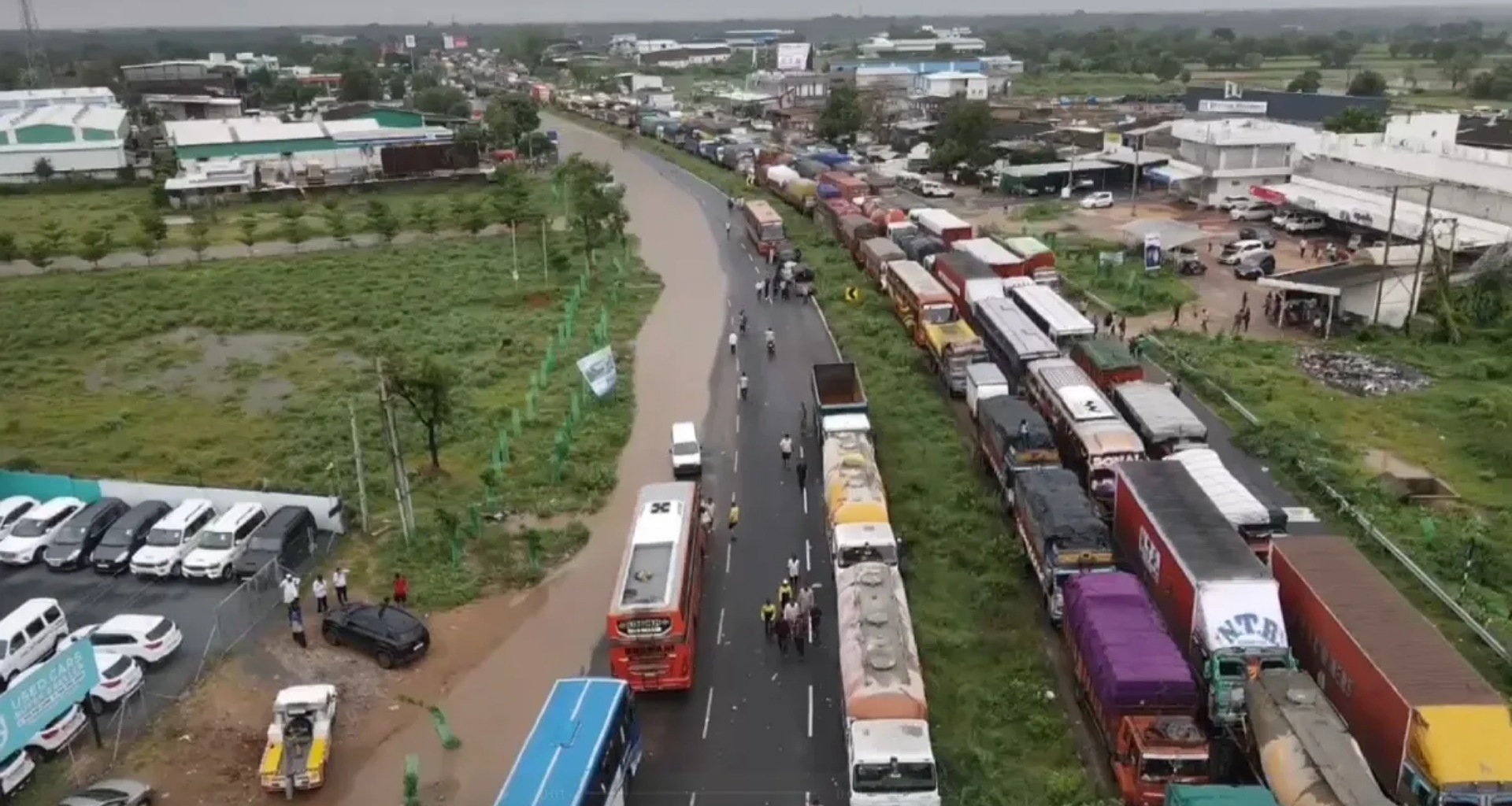 ગુજરાતમાં ભારે વરસાદને કારણે અનેક વિસ્તારોમાં પાણી ભરાયા, પાલનપુર-અમદાવાદ સ્ટેટ હાઇવે પર 20 કિમી લાંબો જામ