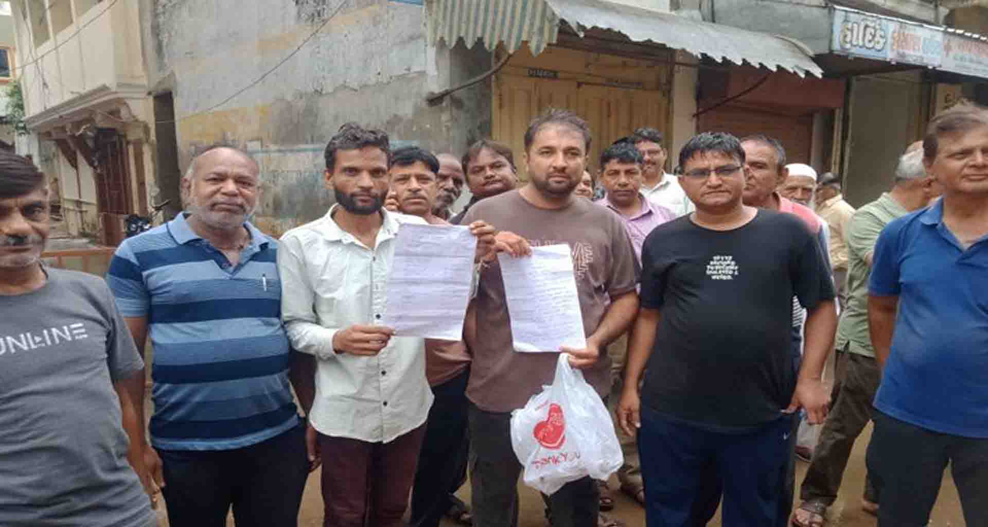 મહેસાણા; ચોરોનો ત્રાસ વેપારીઓએ દુકાન બંધ રાખી મામલતદારને આવેદનપત્ર આપ્યું