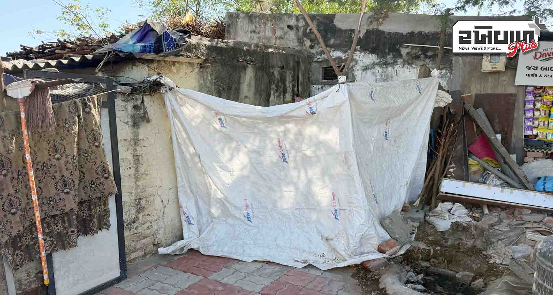 મહેસાણા મનપા દ્વારા દબાણની સાથે શૌચાલયો તોડી પાડતાં શૌચક્રિયા અને સ્નાન માટે મહિલાઓ લાચાર