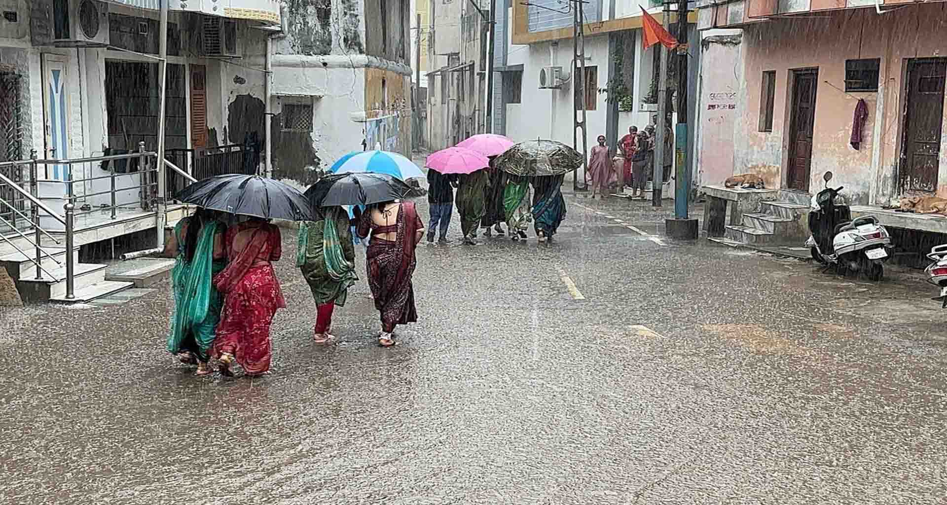 પાટણમાં લાંબા વિરામ બાદ વરસાદની ધમાકેદાર એન્ટ્રી; માર્ગો પર પાણી ફરી વળ્યા