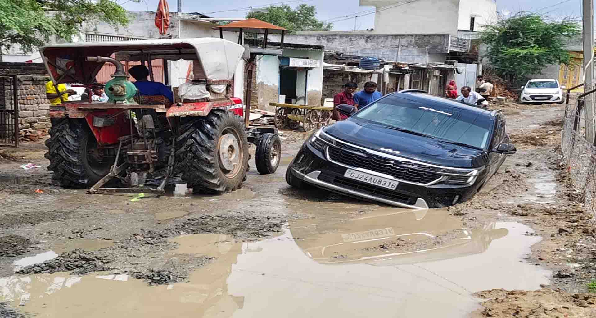 રાધનપુર મસાલી રોડ ઉપર ખાડા પડતાં વાહન ચાલકો પરેશાન