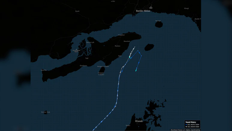 યુ-ટર્નિંગ પહેલાં બે ચીની કન્ટેનર જહાજોએ હોર્મુઝમાંથી બહાર નીકળવાનો પ્રયાસ કર્યો