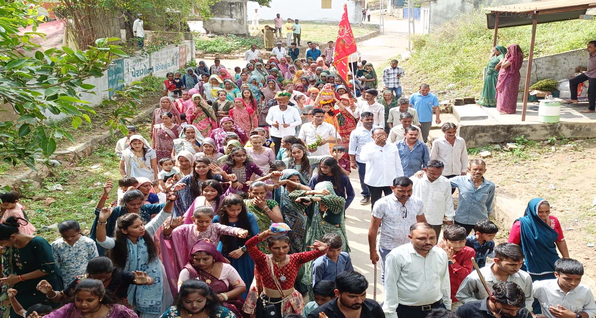 પાલનપુરના લુણવા ખાતે દશેરાએ માતાજીની શોભાયાત્રા નીકળી