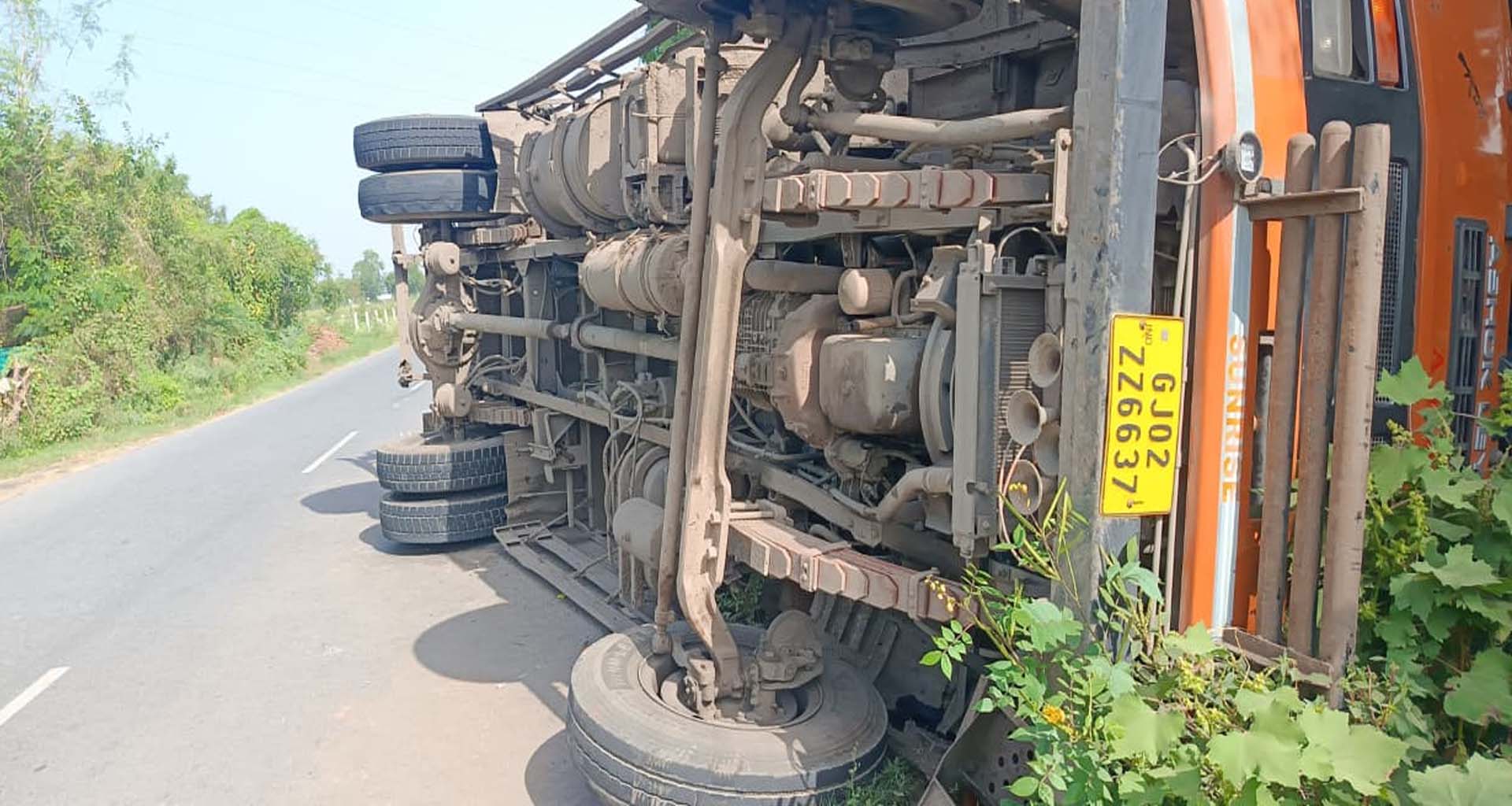 થરા-હારીજ રોડ પર આંબલીવાસ નજીક આઇસર પલટયું : ડ્રાઇવરનો આબાદ બચાવ