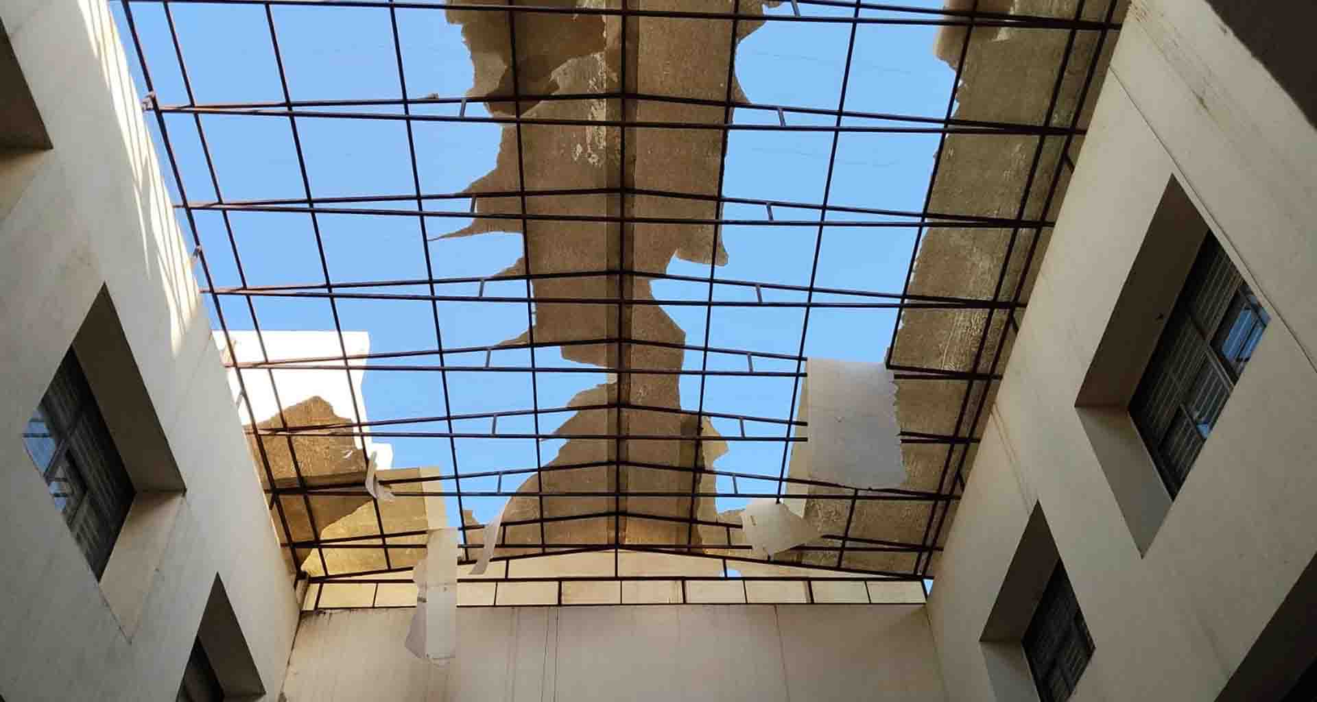 અરવલ્લી જિલ્લા પંચાયત ભવનની છત પરનો ફાઇબર શેડ છેલ્લા ઘણા સમયથી તુટેલી હાલતમાં