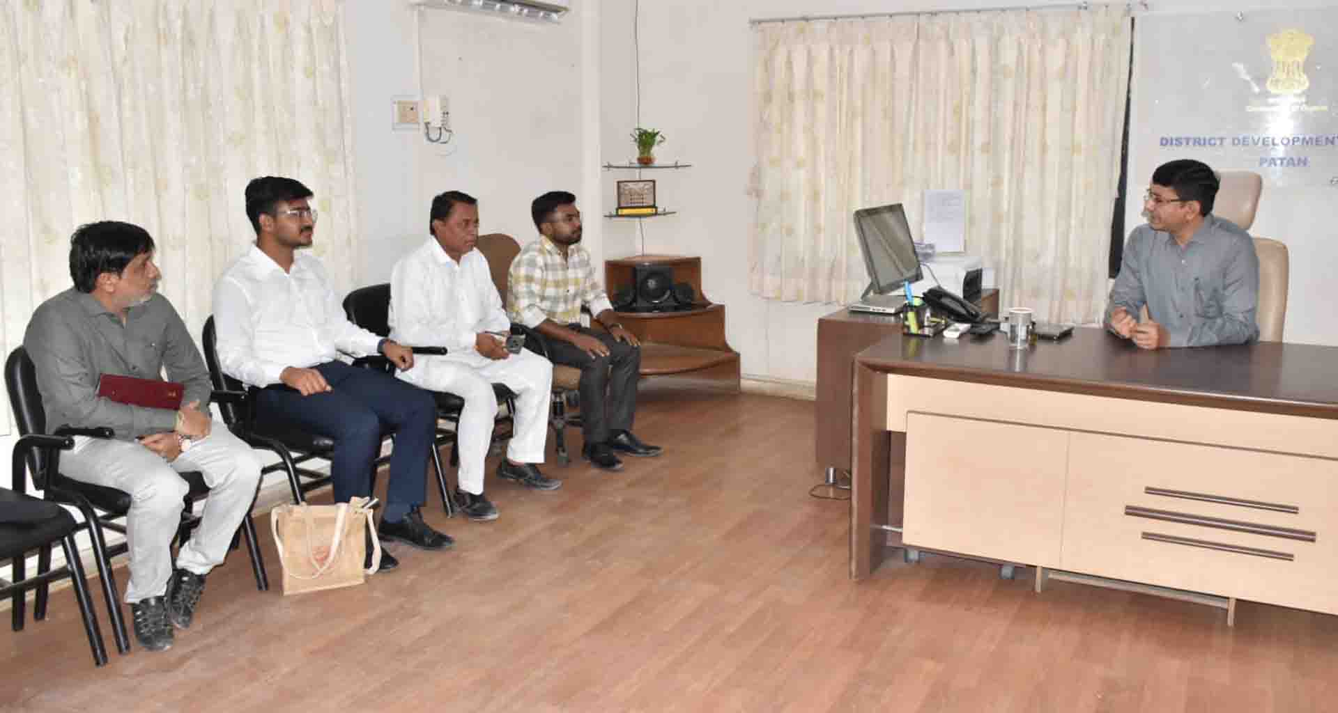 પાટણ ડીડીઓ એ UPSC ની પરીક્ષા પાસ કરનાર જિલ્લાના બે વિદ્યાર્થીઓને સન્માનિત કયૉ