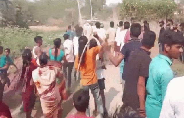 બિહારના સિવાનમાં સાંસદ જનાર્દન સિંહ સિગ્રીવાલ, જિલ્લા અધિકારીની આગેવાનીમાં અધિકારીઓની ટીમ કેન્દ્રીય વિદ્યાલય માટે જમીનનું નિરીક્ષણ કરવા જતાં ગ્રામજનો દ્વારા હુમલો