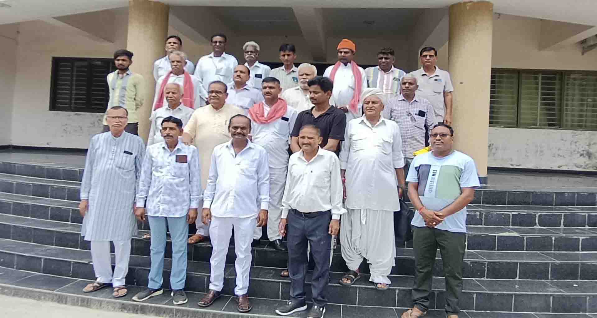 થરાદમાં ગુરુ બ્રાહ્મણ સમાજે નાયબ કલેકટરને આવેદન પત્ર આપ્યું