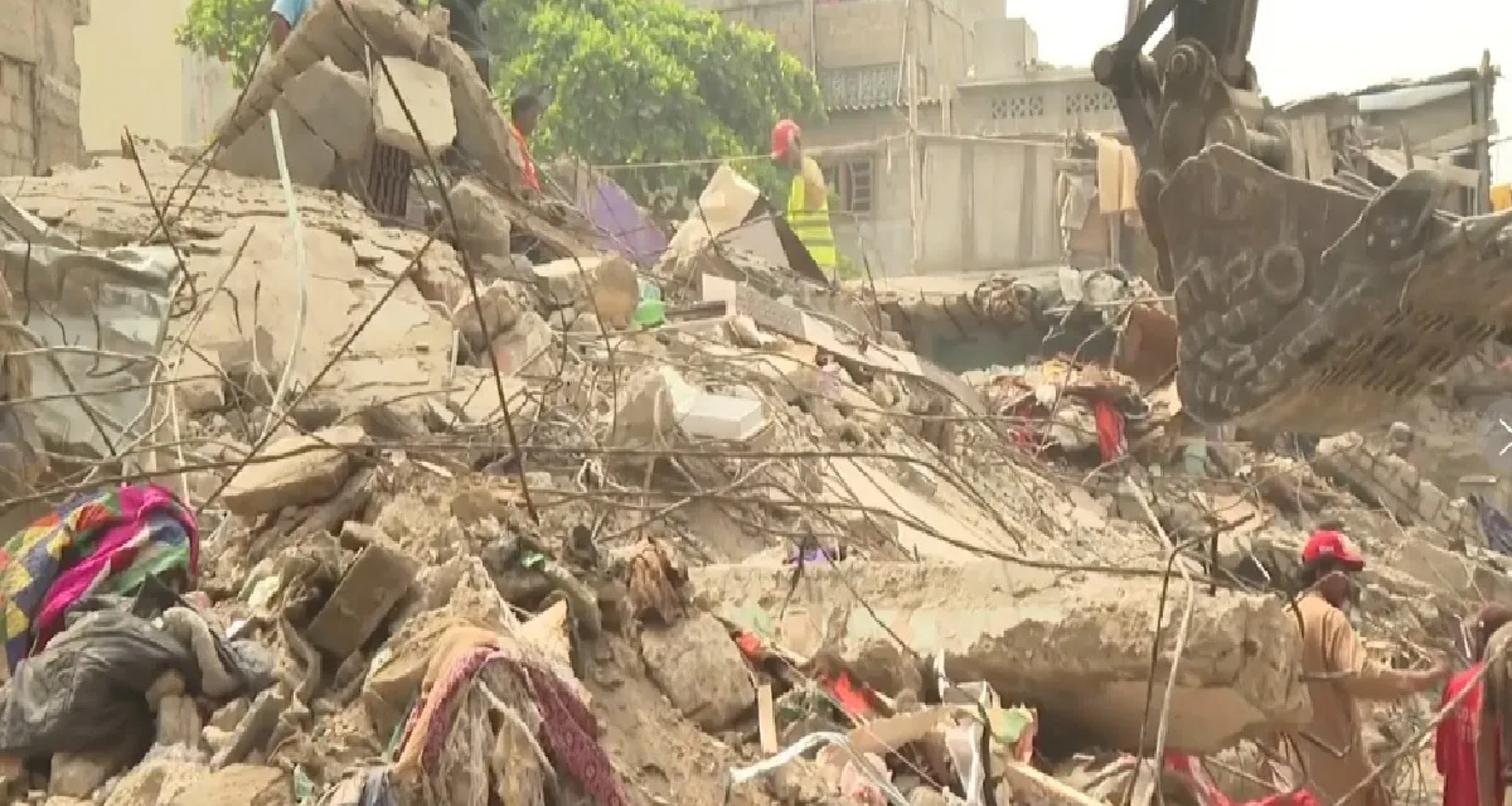 પાકિસ્તાનના કરાચીમાં 5 માળની ઇમારત ધરાશાયી, 7 લોકોના મોત અને 8 ઘાયલ