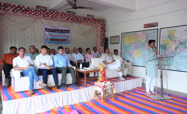 ધારાસભ્યશ્રી સરદારભાઈ ચૌધરી અને માહિતી નિયામકશ્રી કે. એલ.બચાણીની ઉપસ્થિતિમાં ખેરાલુના મહાદેવપુરા, મલેકપુર અને બળાદ ગામે યોજાયો શાળા પ્રવેશોત્સવ