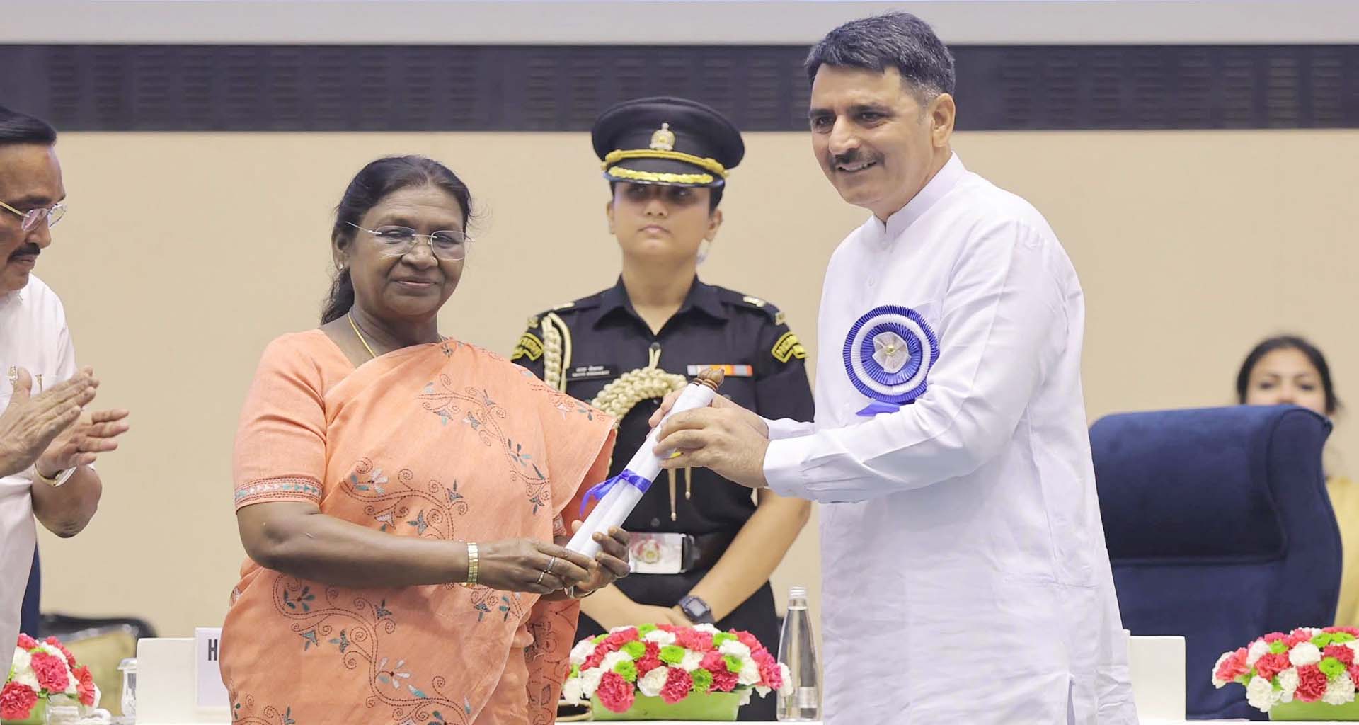 ઐતિહાસિક સિદ્ધિ : બનાસ ડેરીને દિલ્હી ખાતે રાષ્ટ્રપતિ દ્રોપદી મુર્મુના હસ્તે 'નેશનલ વોટર એવોર્ડ’ મળ્યો