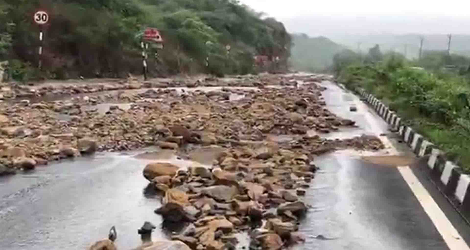 ઉત્તર ગુજરાતમાં ભારે વરસાદને કારણે આંબાઘાટા વિસ્તારમાં હાઈવે બંધ કરવો પડ્યો