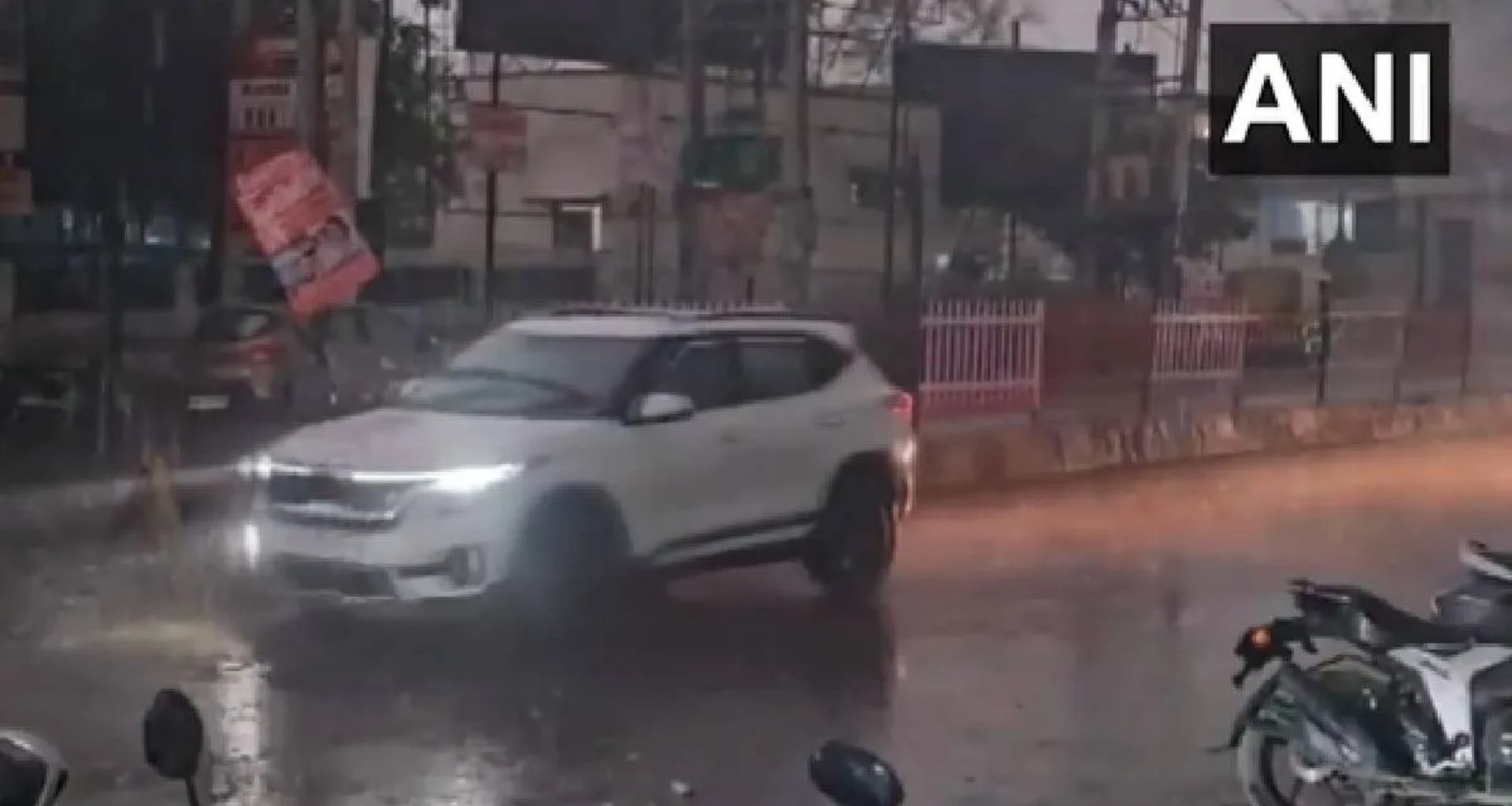 વાવાઝોડા સાથે ભારે વરસાદ, NCRમાં ભારે પવન ફૂંકાયો; યલો એલર્ટ જાહેર