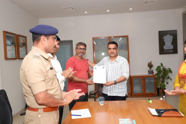 સાયબર ફ્રોડમાં નિર્દોષ નાગરિકોએ ગુમાવેલી પરસેવાની કમાણીનારૂ.૨.૦૭ કરોડથી વધુ નાણાં ‘તેરા તુજકો અર્પણ’ અંતર્ગત ગૃહ રાજ્ય મંત્રી શ્રી હર્ષ સંઘવીએ મૂળ માલિકને પરત કર્યા