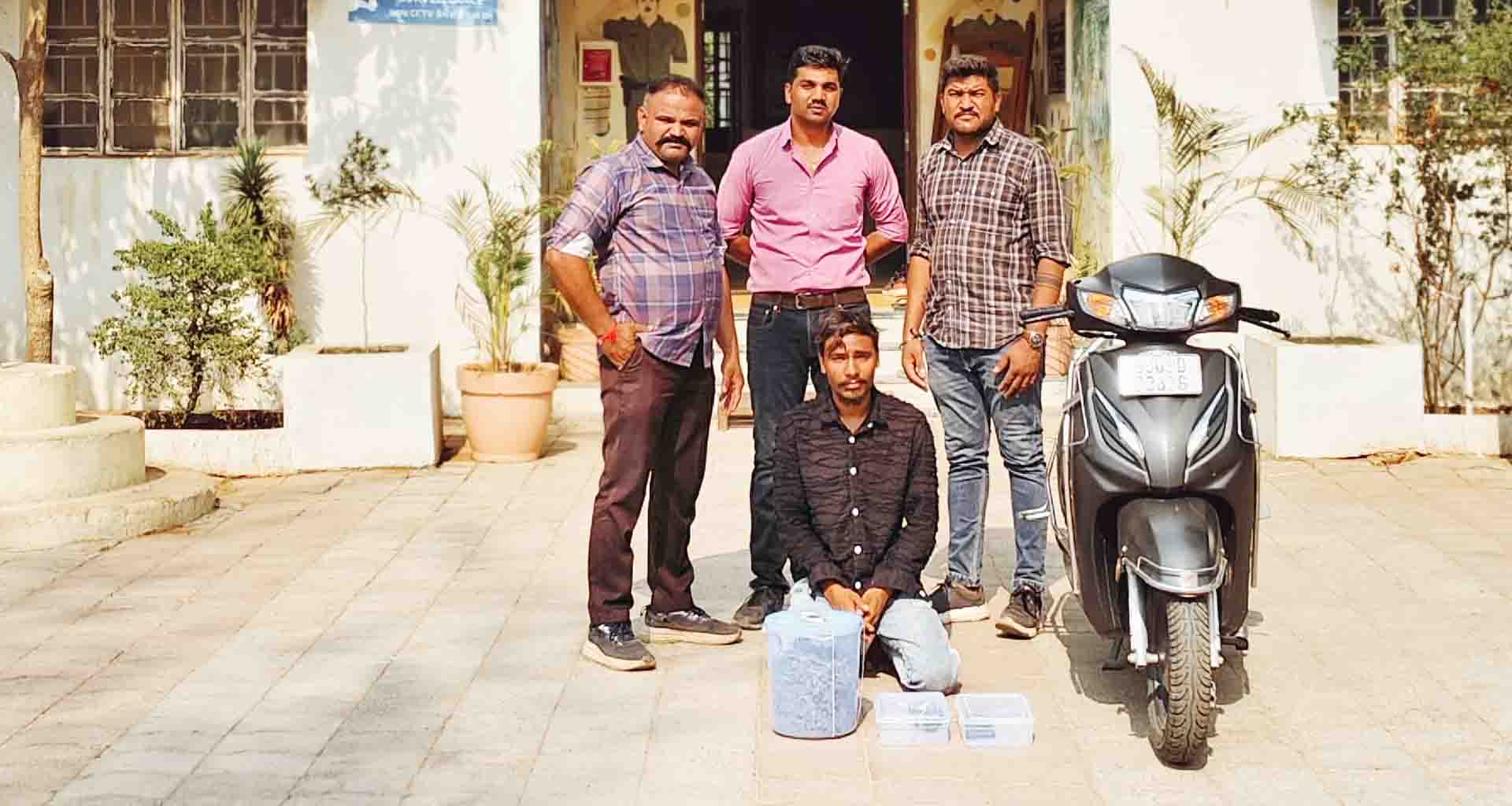 હિંમતનગર; ડિકીમાંથી 381.500 ગ્રામ ગાંજાના જથ્થા સાથે એક શખ્સને ઝડપી લીધો