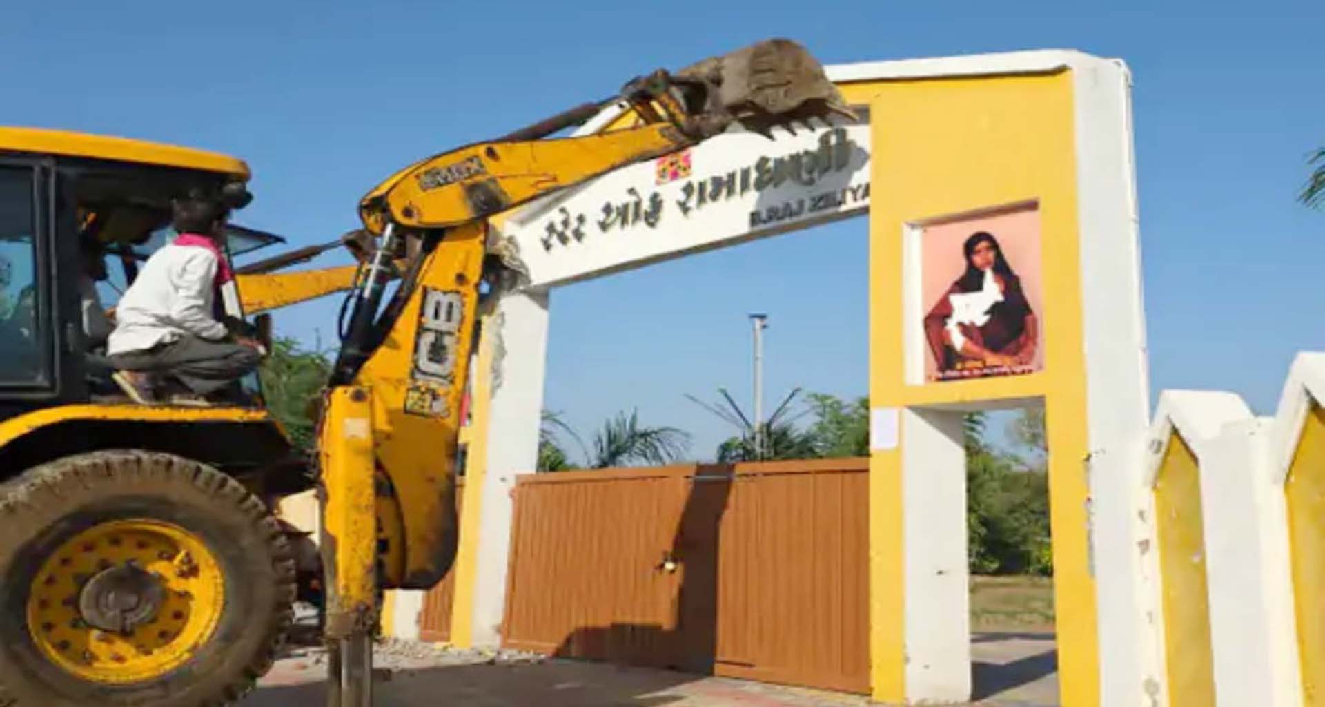 લેન્ડ ગ્રેબિંગ સામે લાલ આંખ: ચાણસ્માના ઝીલિયામાં કરોડોની કિંમતનું ગેરકાયદેસર રામાધણી ફાર્મ હાઉસ જમીનદોસ્ત