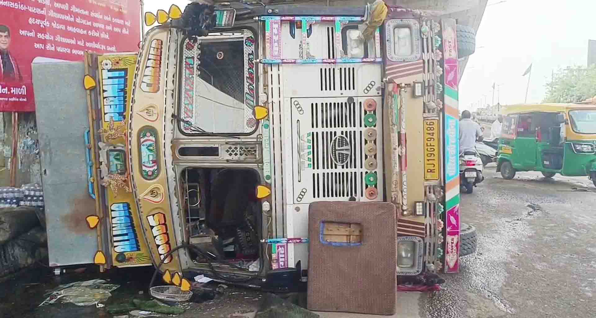 ડીસાના રાજમંદિર સર્કલ પાસે ડમ્પર અને ટ્રક વચ્ચે અકસ્માત સર્જાયો